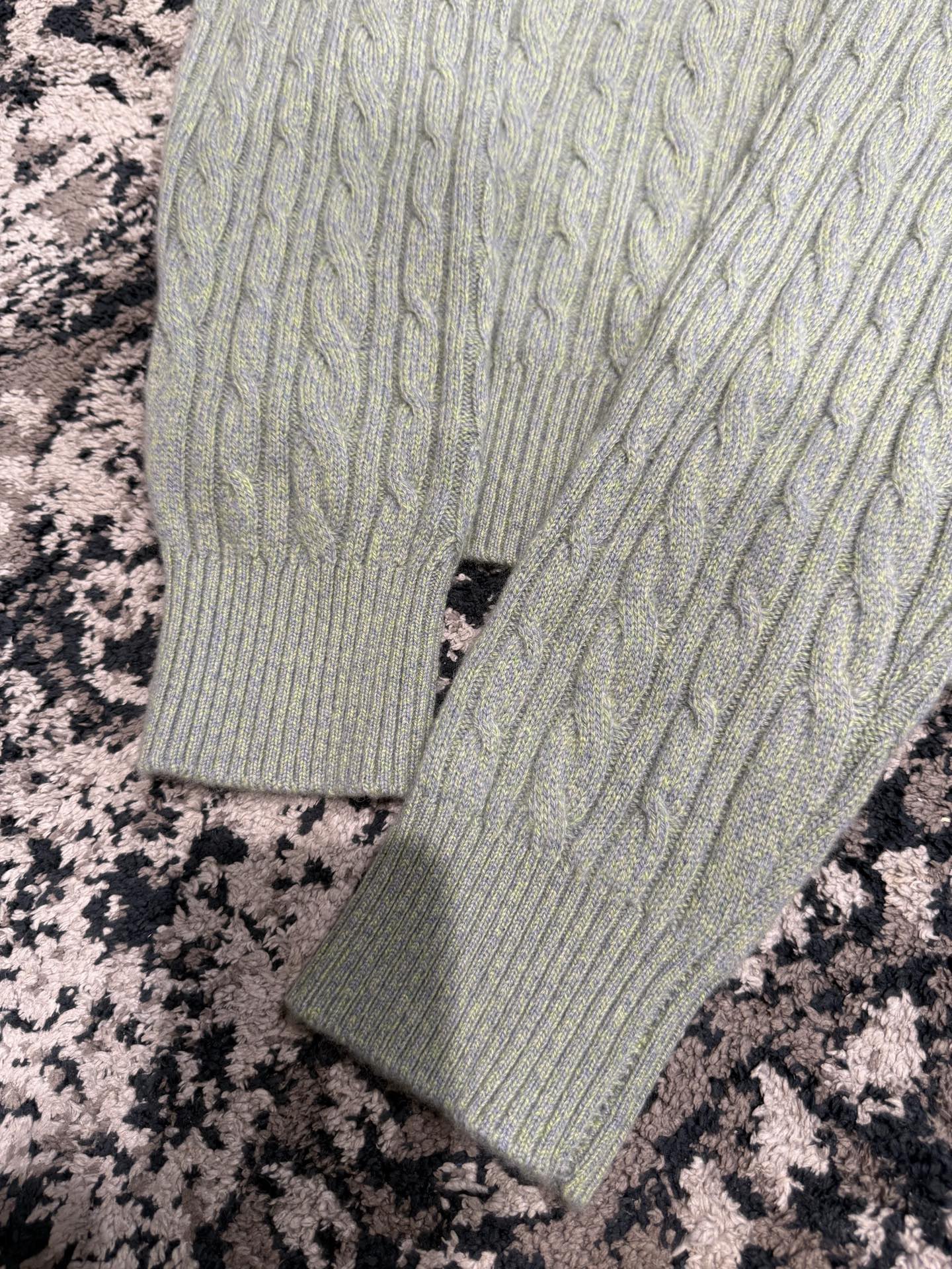 Свитер мужской в стиле Loro Piana Treccia из 100% шерсти молочного цвета