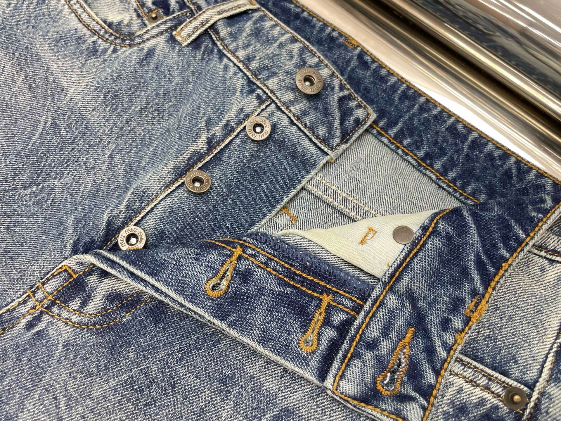 Джинсы женские в стиле Miu Miu голубого цвета с эффектом варки и вышитым логотипом