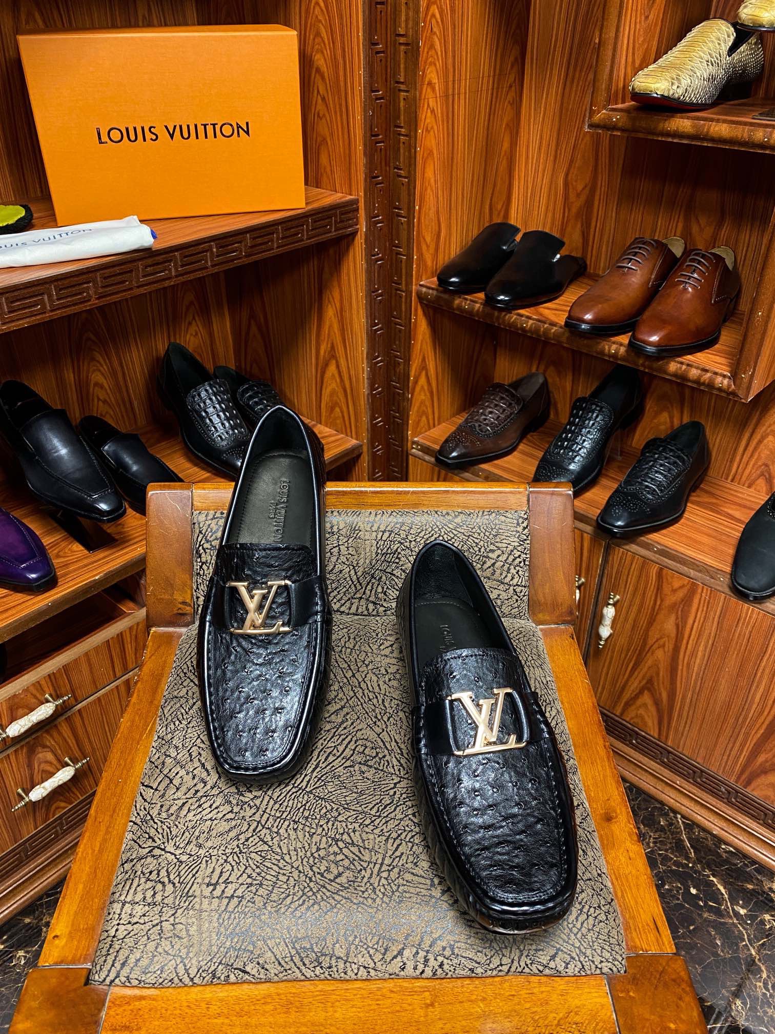 Лоферы мужские в стиле Louis Vuitton из натуральной кожи чёрного цвета