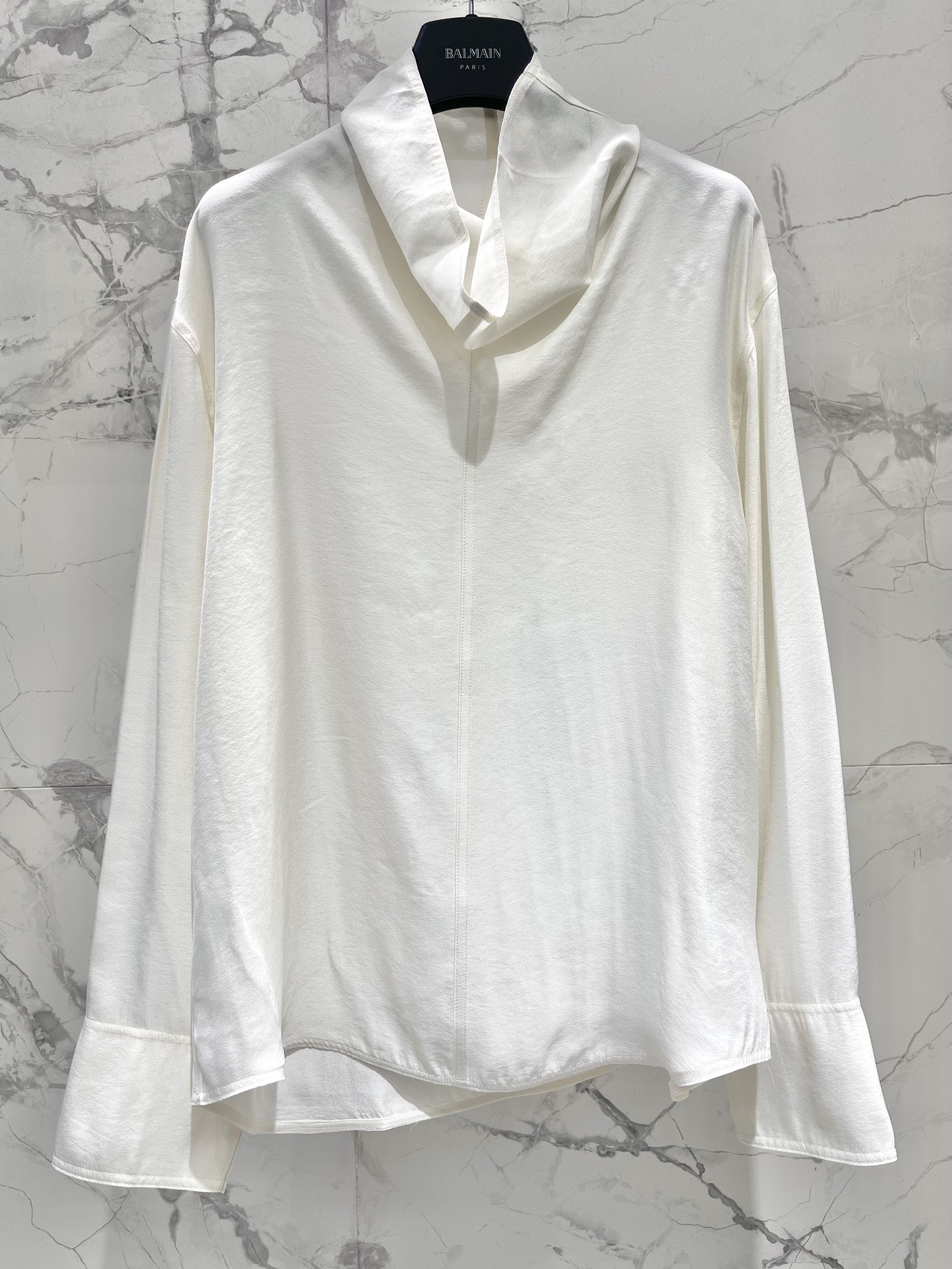Блуза женская в стиле Balmain из гладкого текстиля белого цвета с драпированным воротником