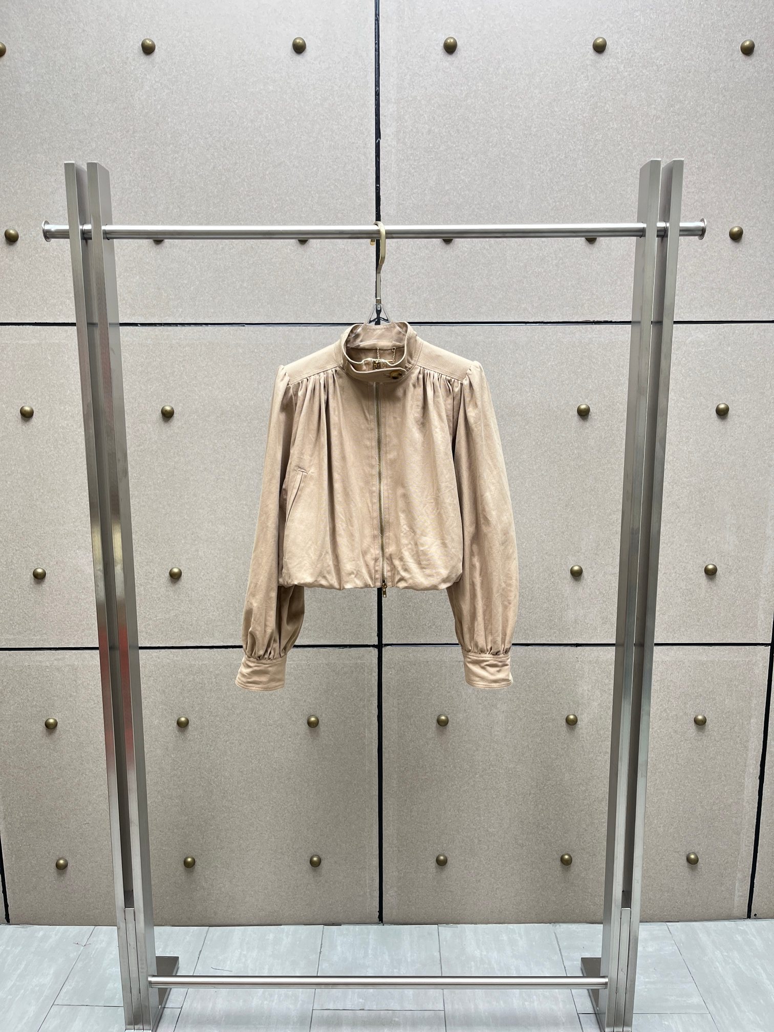 Куртка женская укороченная Chloé  бежевого цвета с воротником-стойкой и сборками