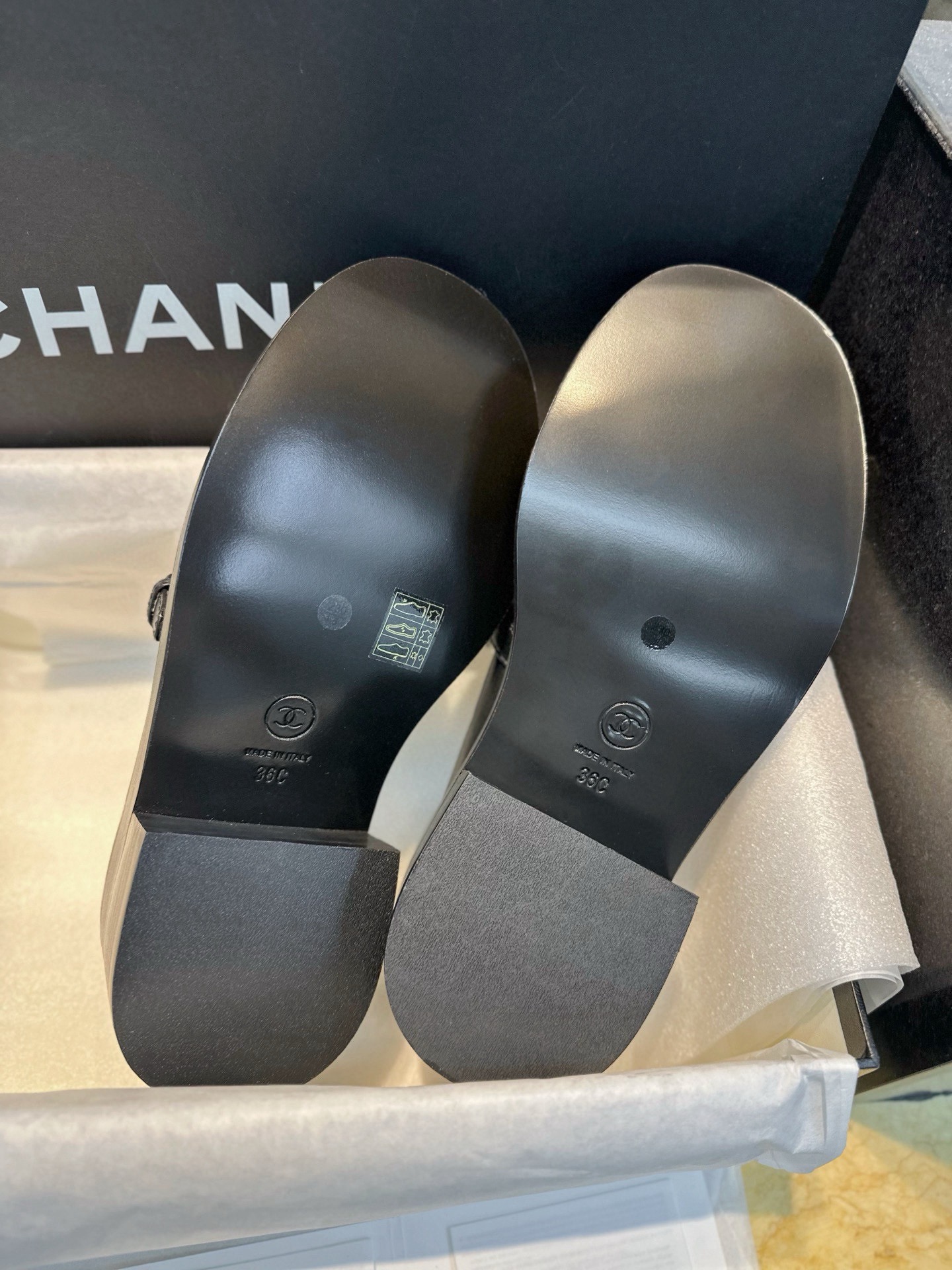 Лоферы женские Chanel 24B чёрно-белого цвета на утолщённой подошве