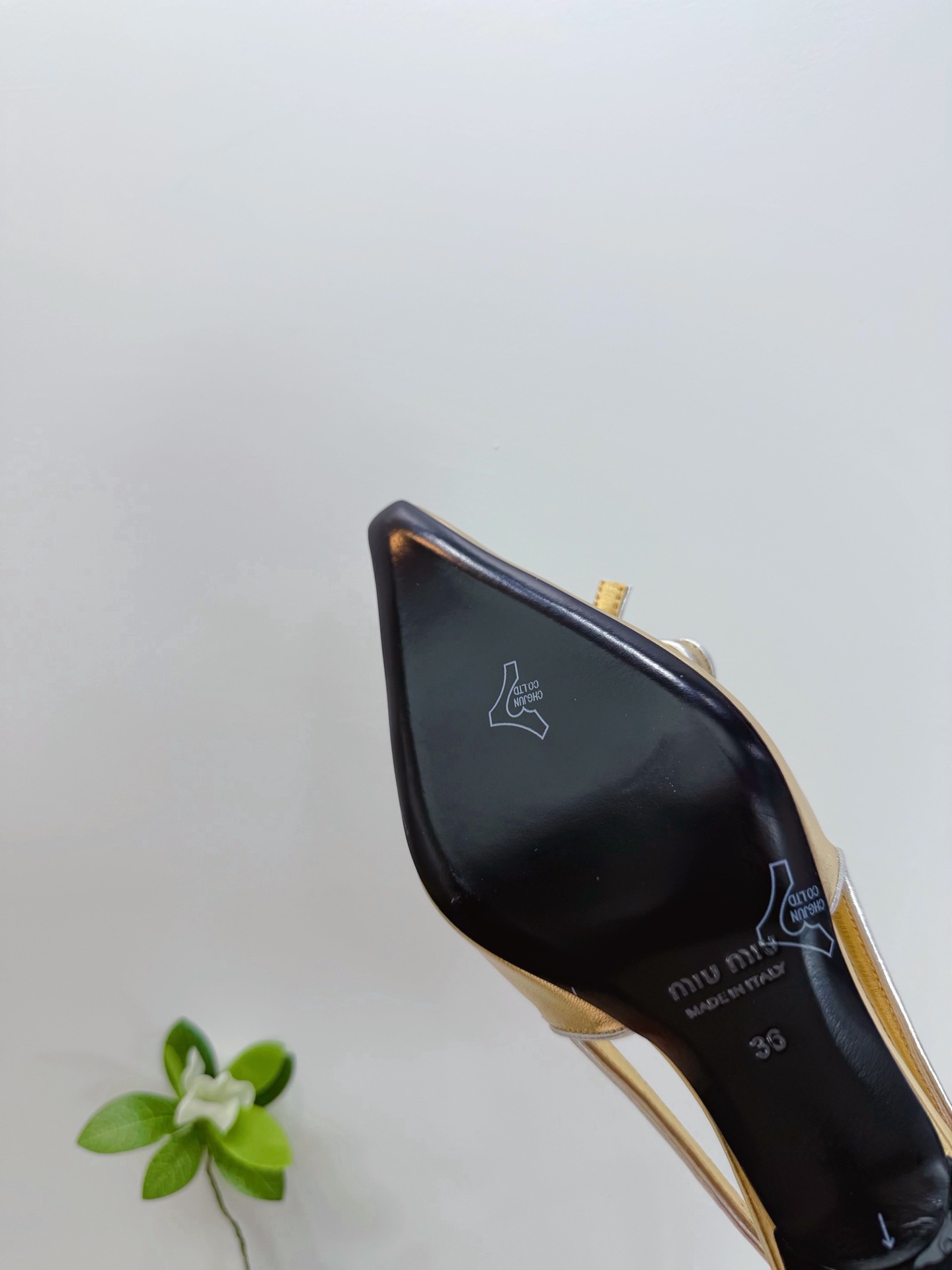 Туфли женские Miu Miu слингбэк золотого цвета