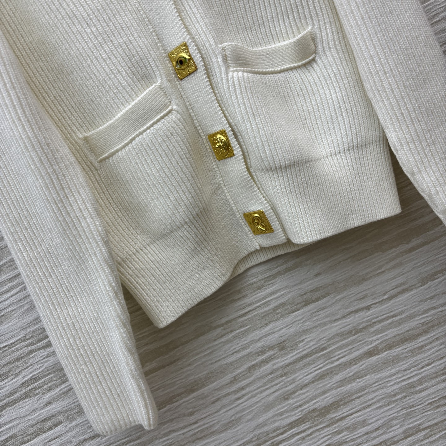 Кардиган женский в стиле Schiaparelli молочного цвета с декоративными пуговицами