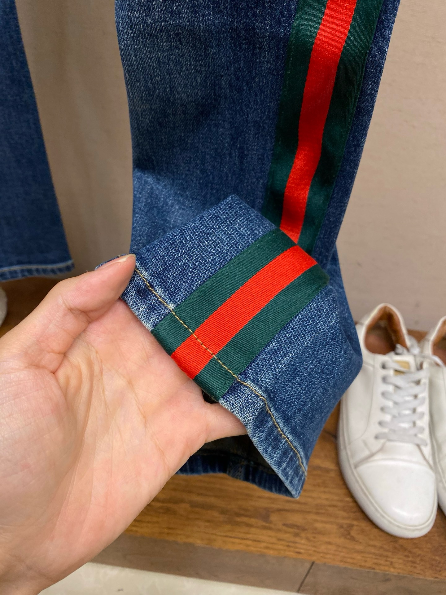Джинсы мужские Gucci синего цвета с красно-зелёной тесьмой