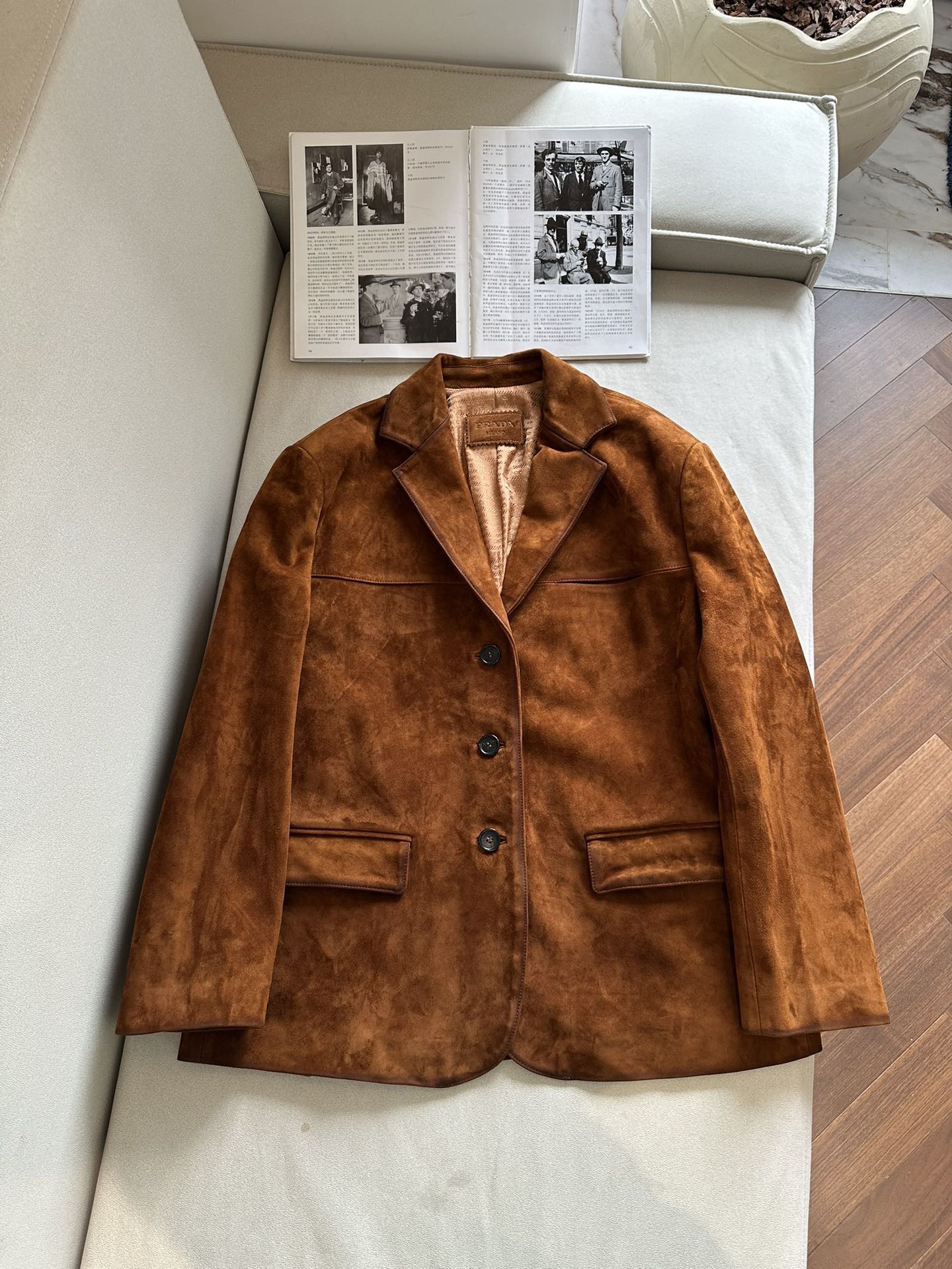 Куртка женская в стиле Prada из натуральной замши коричневого цвета с классическим кроем