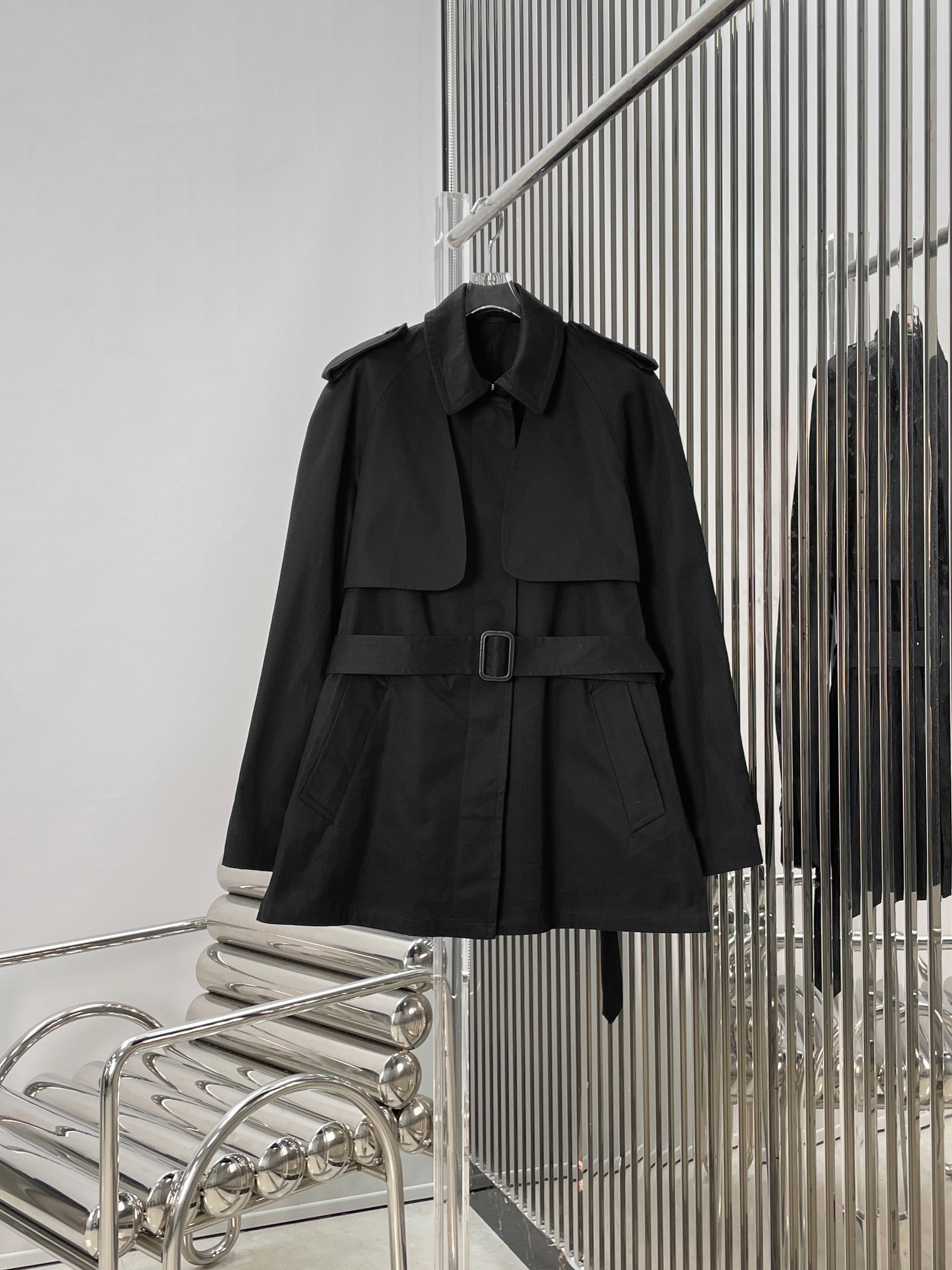 Тренч женский в стиле The Row чёрного и бежевого цвета с поясом и трансформируемым дизайном