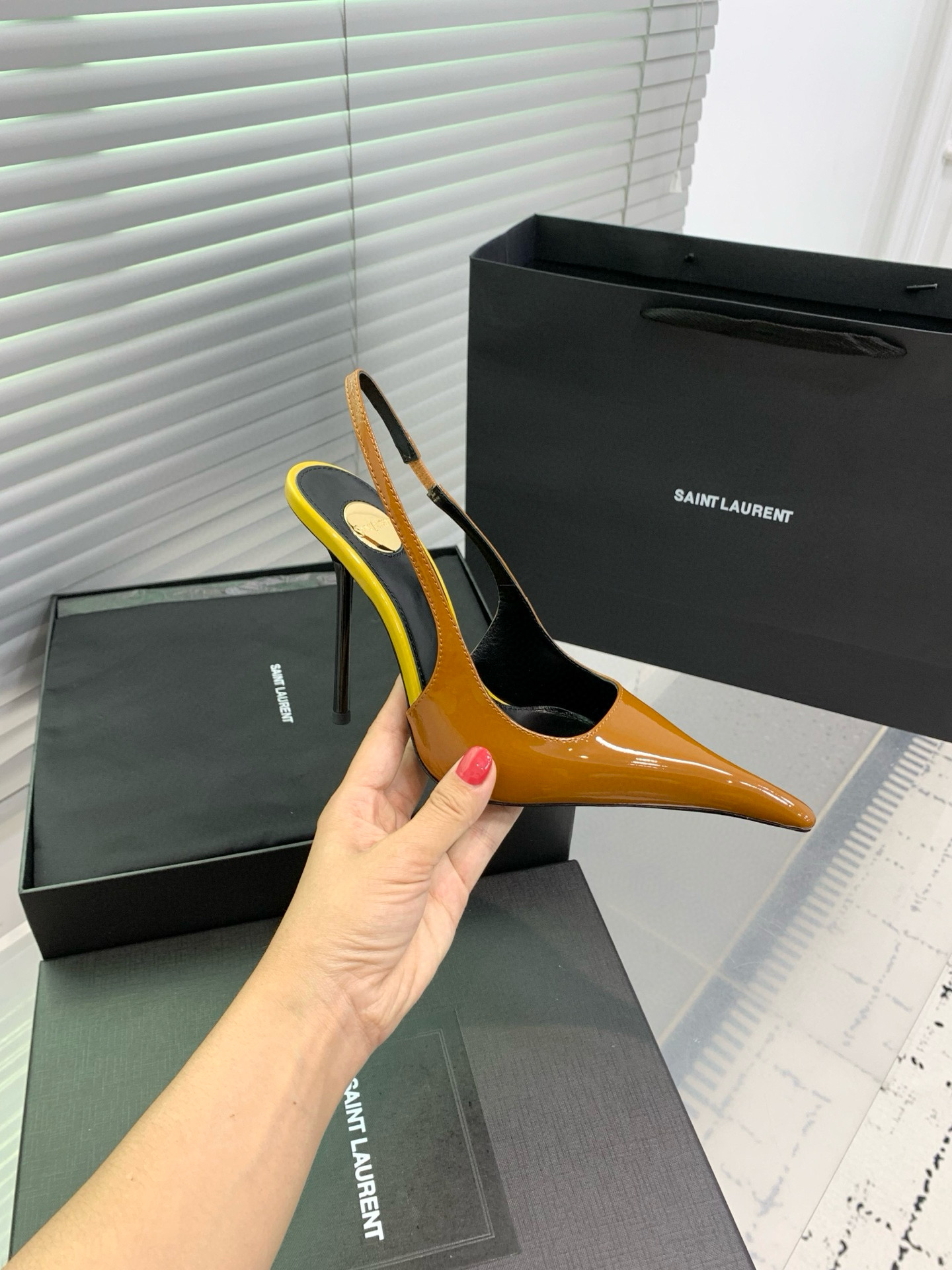 Туфли женские Saint Laurent slingback карамельно-коричневого цвета