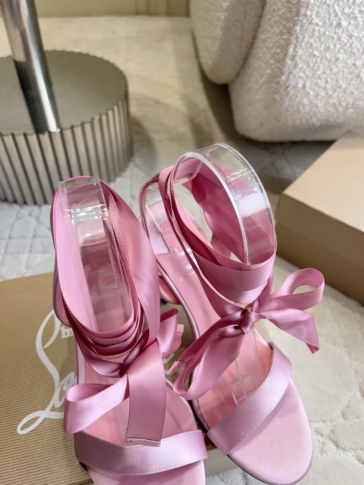 Босоножки женские в стиле Christian Louboutin So Kate из натурального шелка с лентами розового цвета
