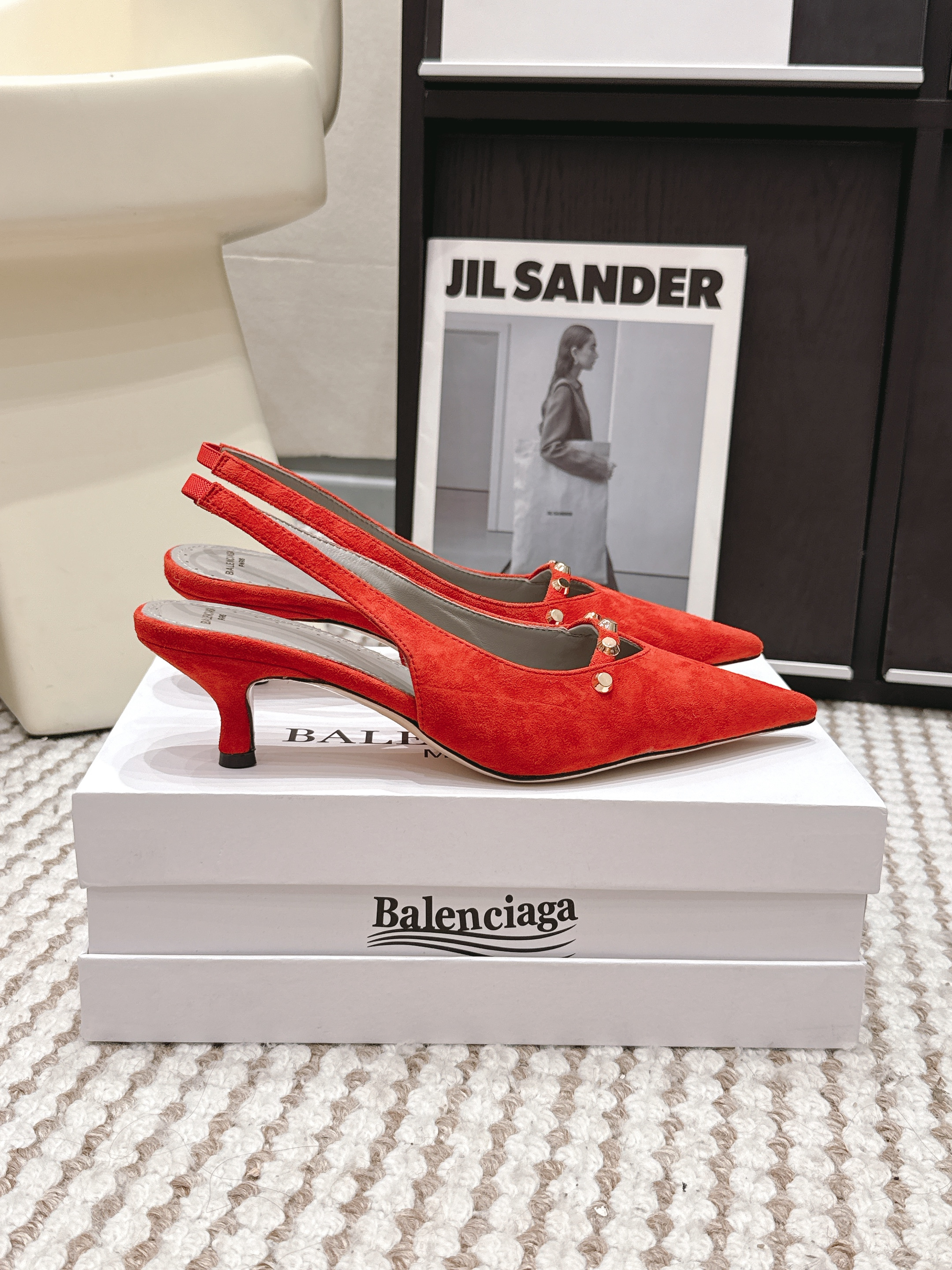 Туфли женские в стиле Balenciaga с заклёпками красного цвета