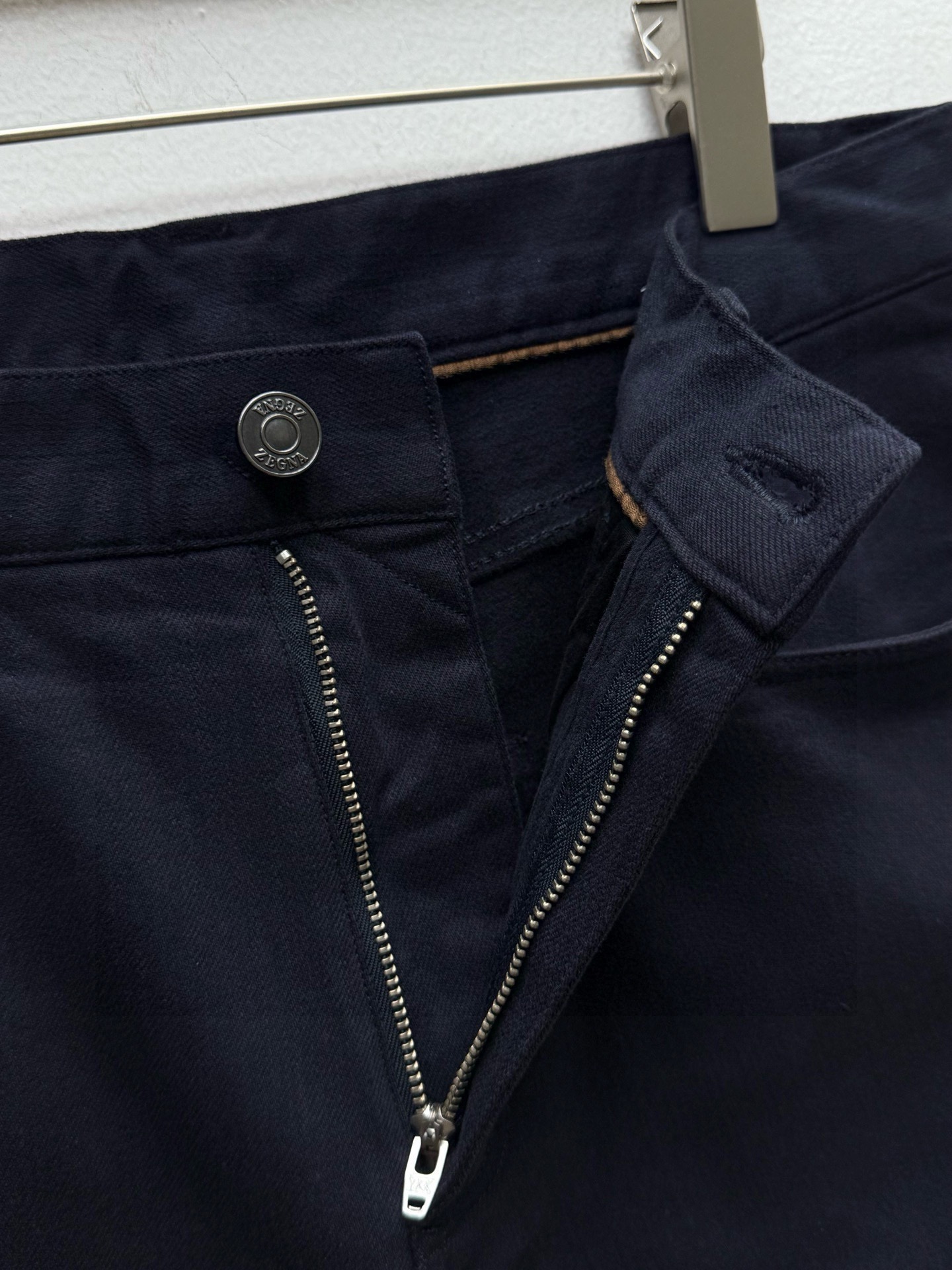 Джинсы мужские в стиле Zegna из хлопково-льняного денима тёмно-синего цвета с вышивкой логотипа