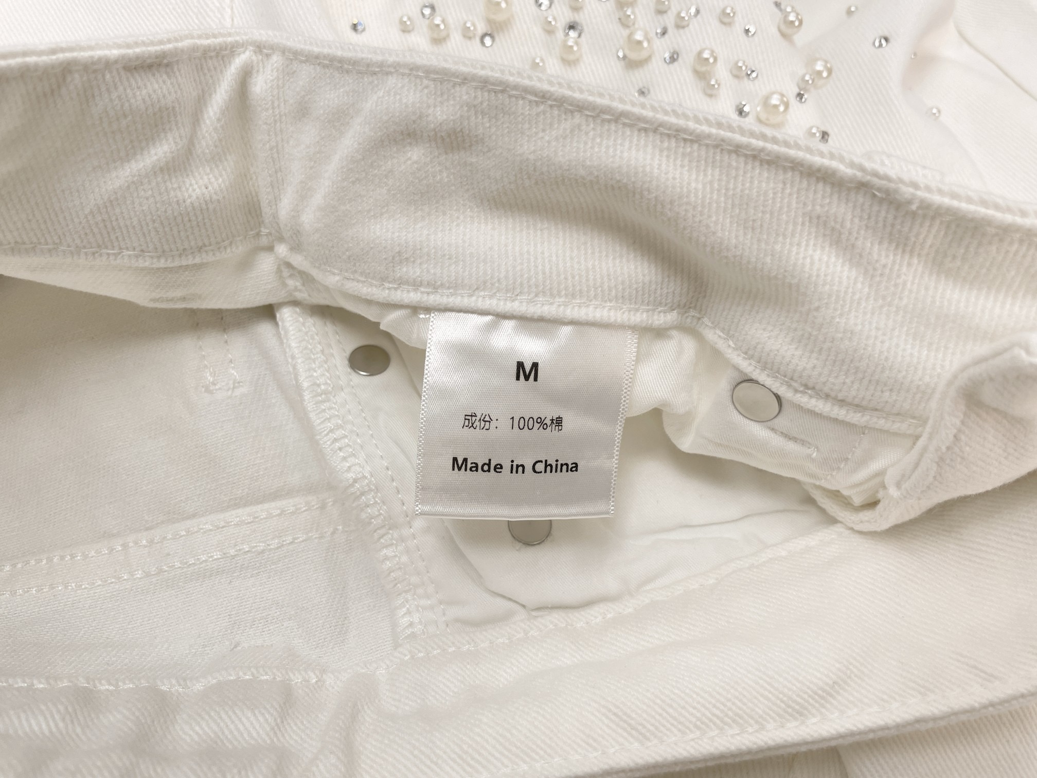 Джинсы женские Ann Demeulemeester белого цвета с жемчужинами и стразами