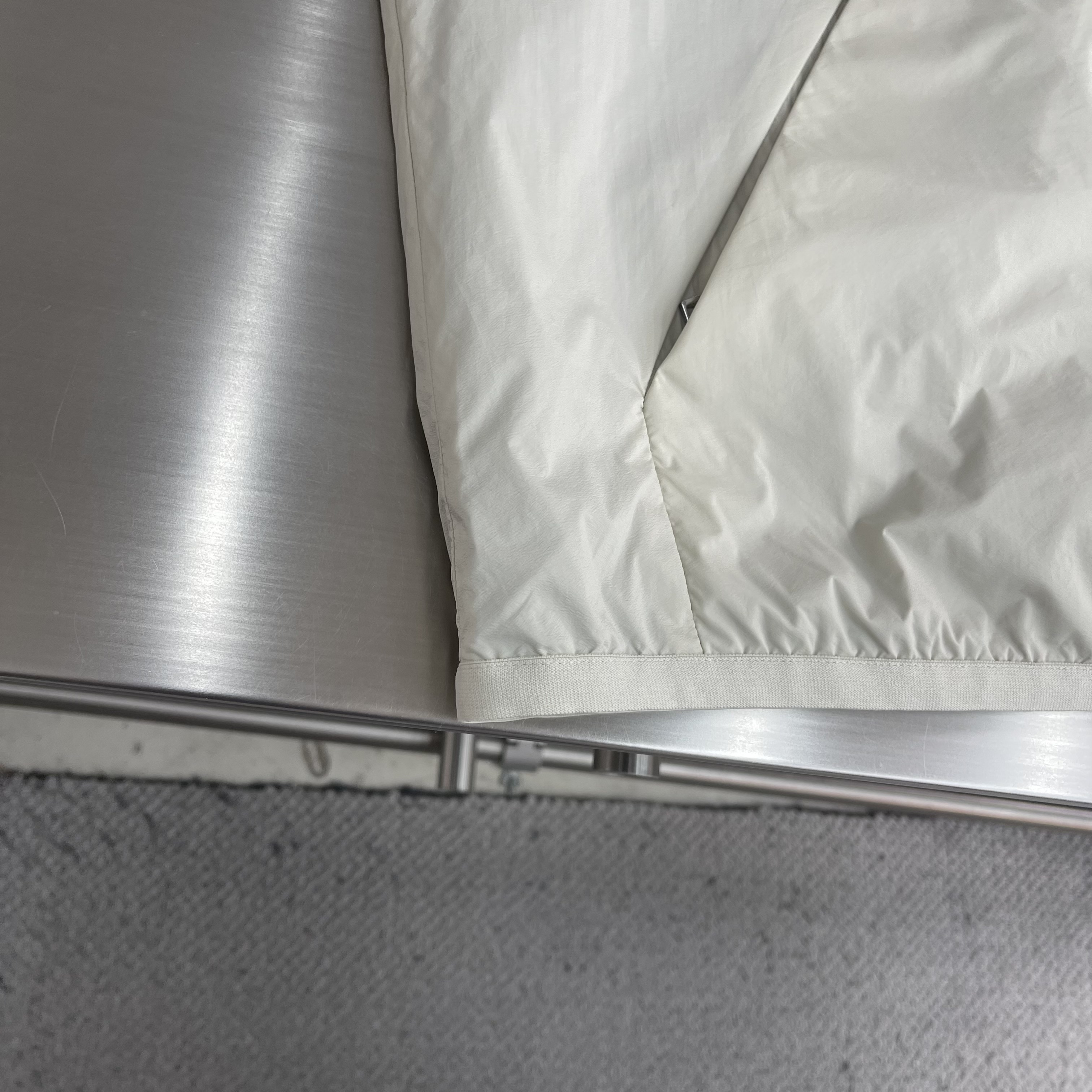 Куртка мужская в стиле Moncler лёгкая ветровка бежевого цвета на молнии