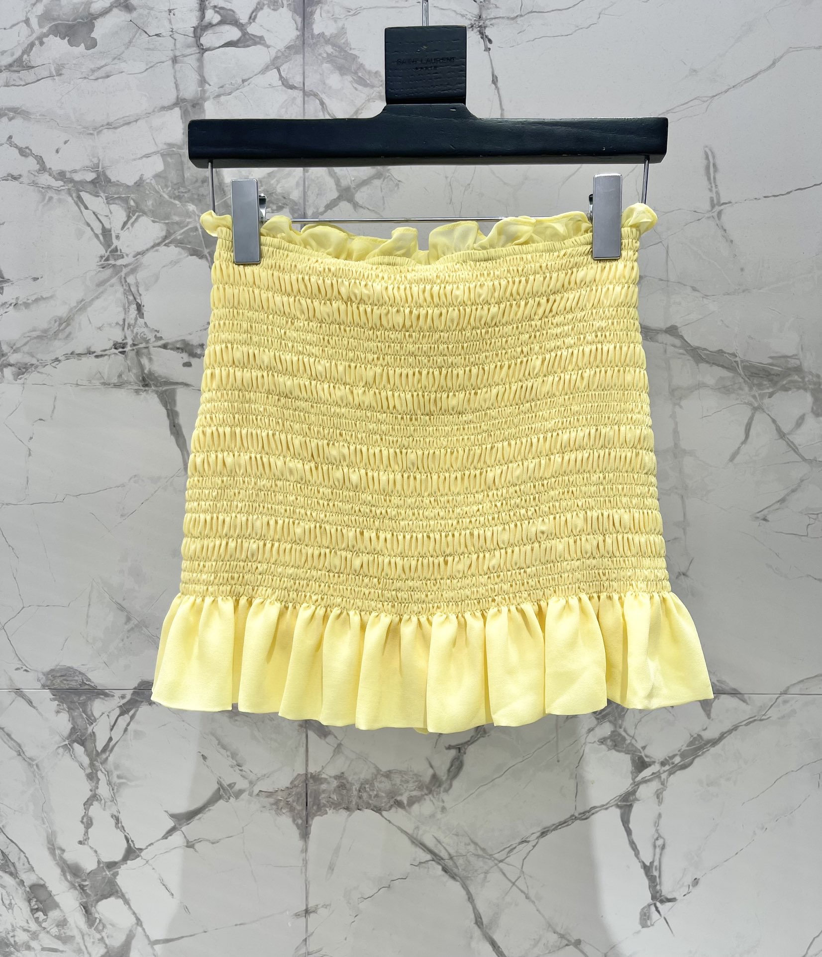 Юбка женская в стиле Saint Laurent жёлтого цвета с рельефной отделкой и оборкой