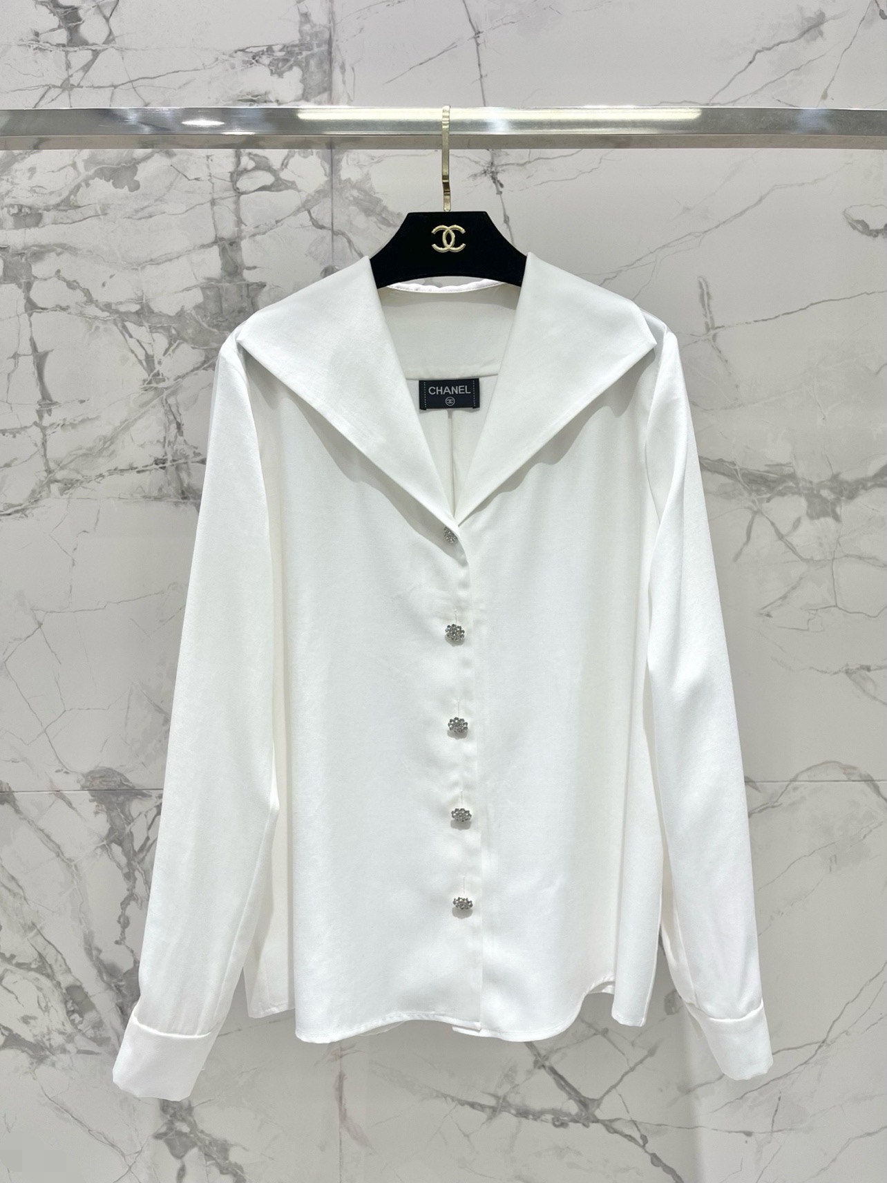Блуза женская в стиле Chanel молочного цвета с V-образным вырезом