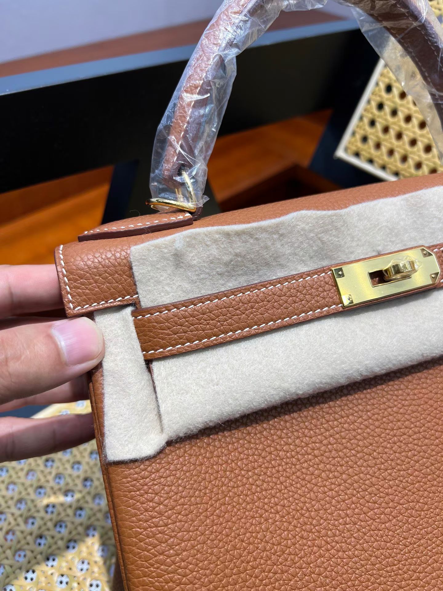 Сумка женская Hermès Kelly 28  gold brown цвета