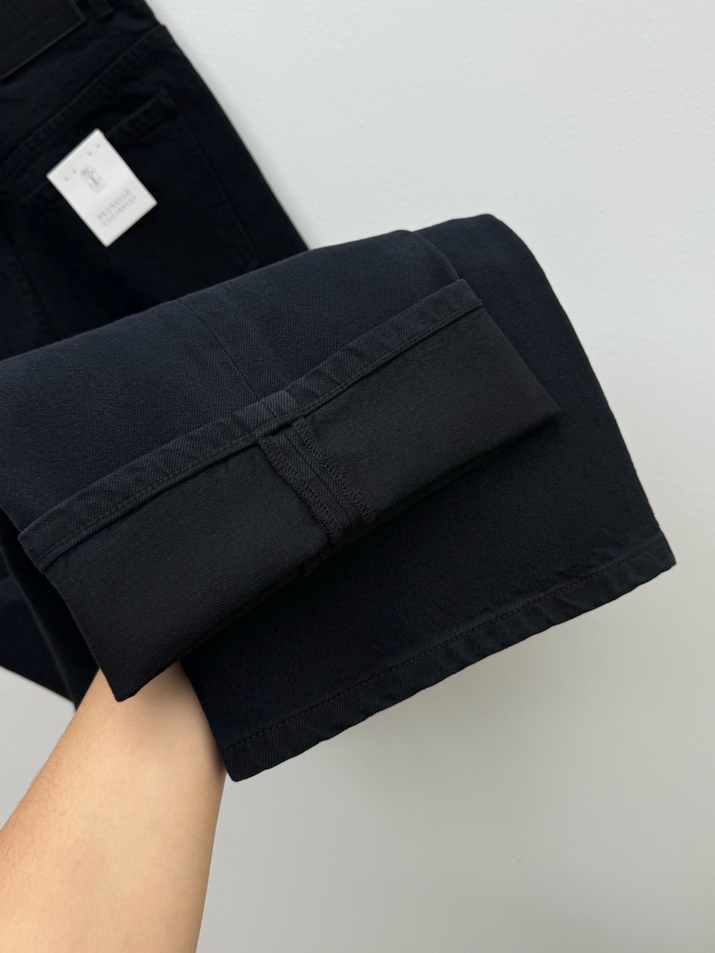 Джинсы мужские в стиле Zegna чёрного цвета с вышитым логотипом