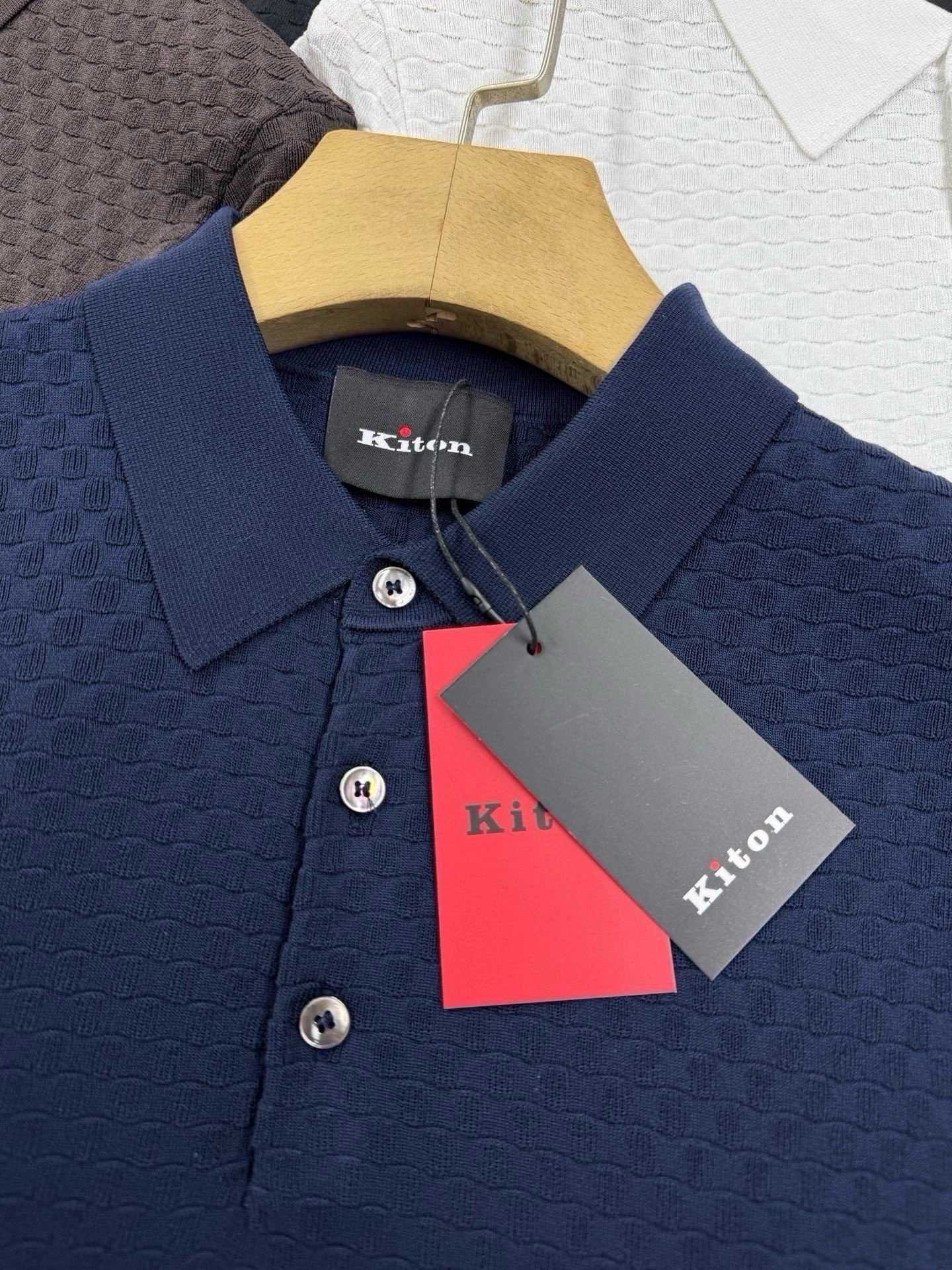 Поло мужское в стиле Kiton из хлопка с текстурной вязкой