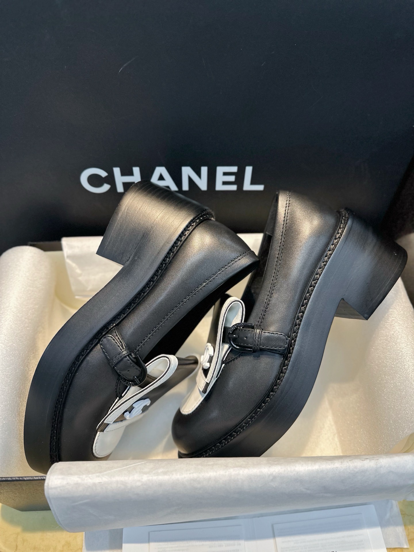 Лоферы женские Chanel 24B чёрно-белого цвета на утолщённой подошве
