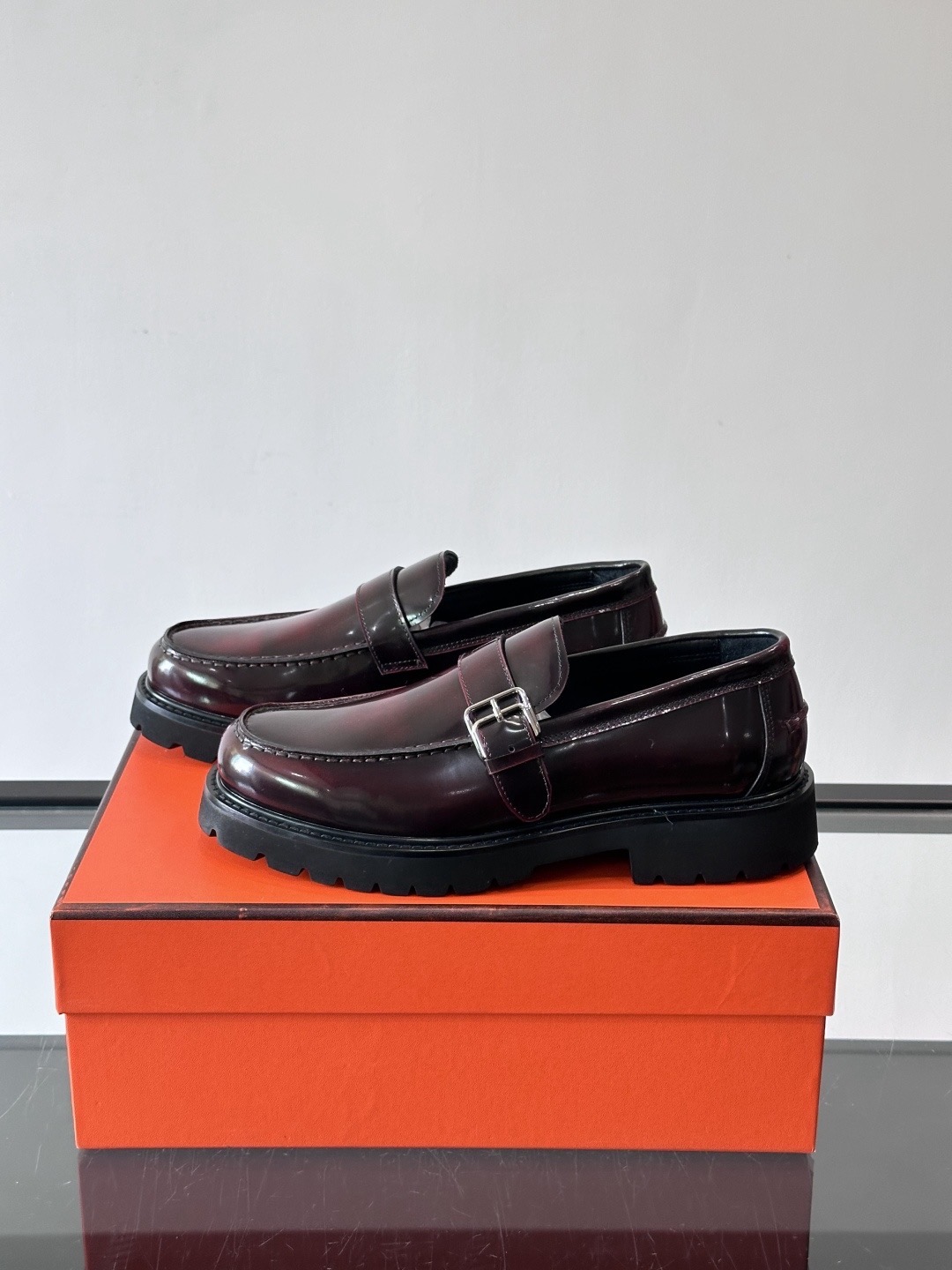 Лоферы мужские в стиле Hermes из лакированной кожи бордового цвета