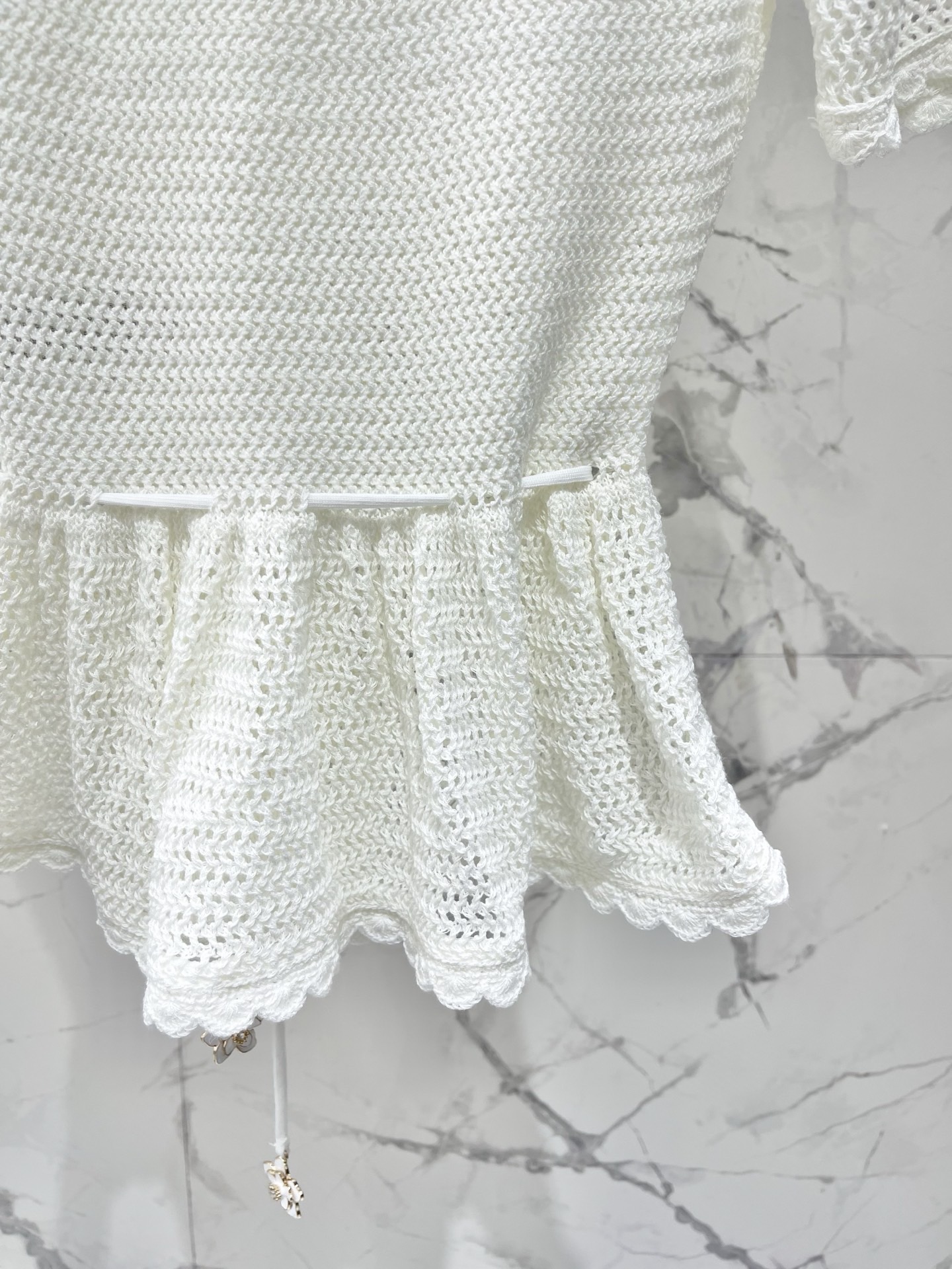 Топ женский в стиле Self-Portrait белого цвета с объёмным цветочным декором и жемчужными пуговицами