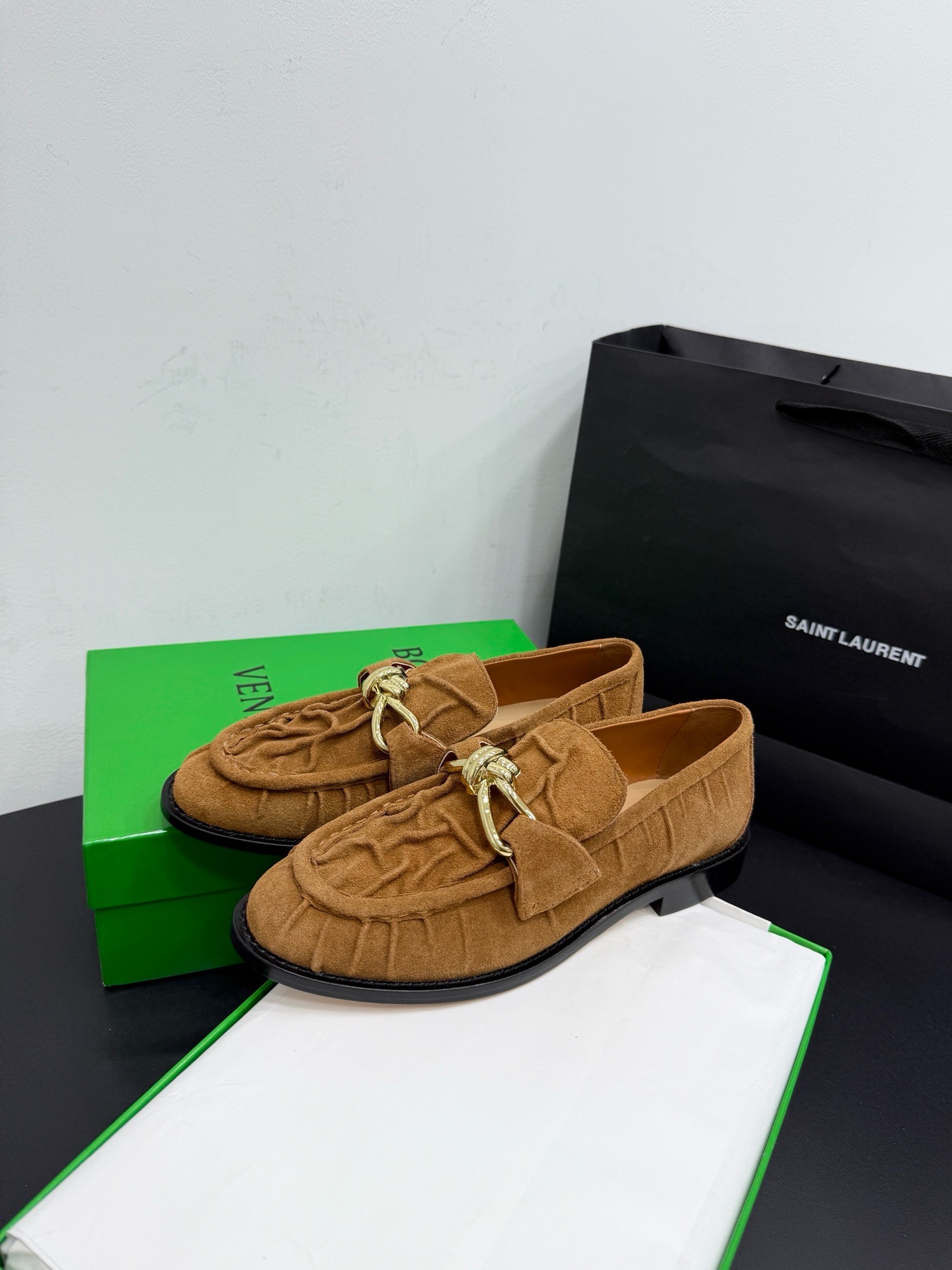 Лоферы женские в стиле Bottega Veneta Astaire с металлическим декором бежевого цвета