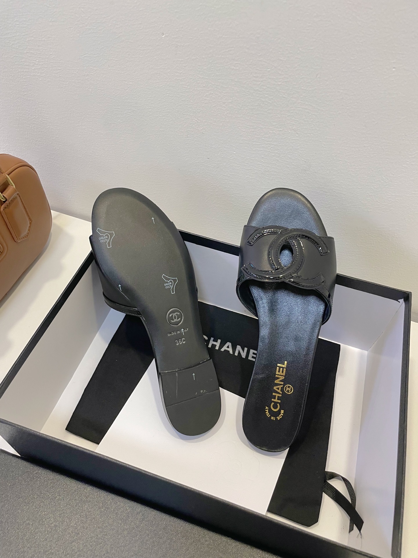 Мюли женские в стиле Chanel 26 с логотипом CC тёмно-синего цвета