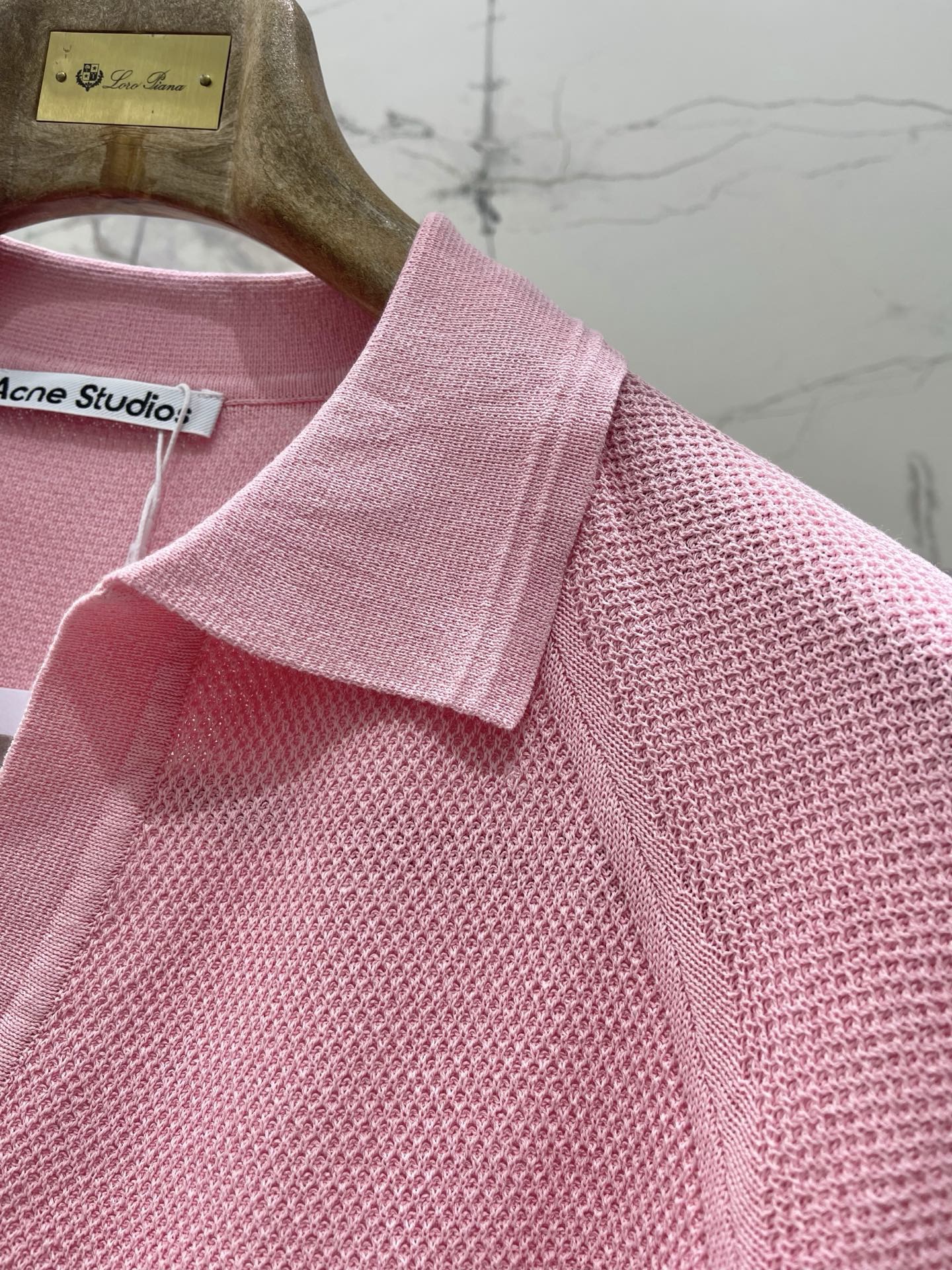 Поло женское в стиле Acne Studios с вышивкой логотипа розового цвета
