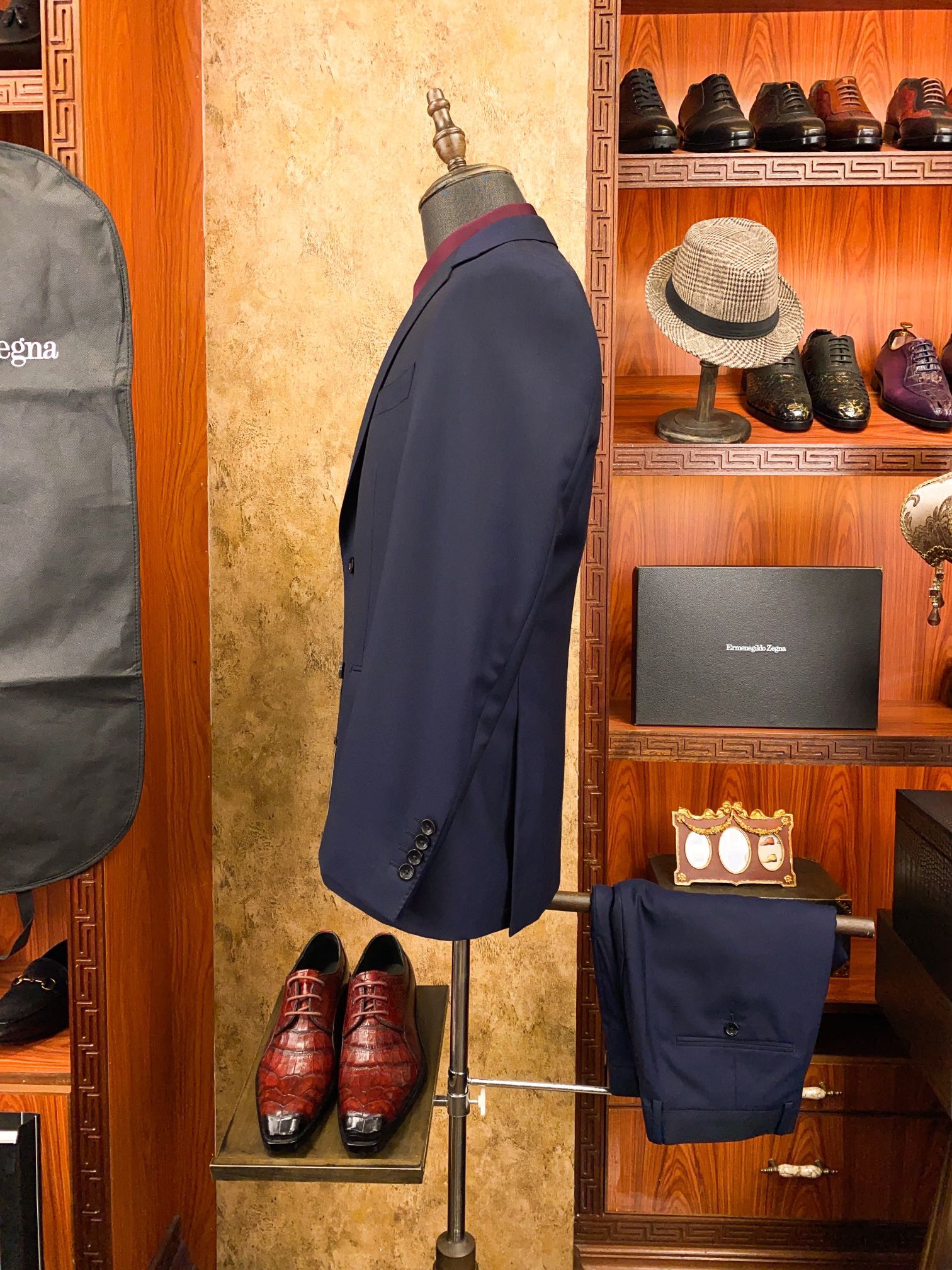 Костюм мужской в стиле Zegna из шерсти тёмно-синего цвета с классическим силуэтом