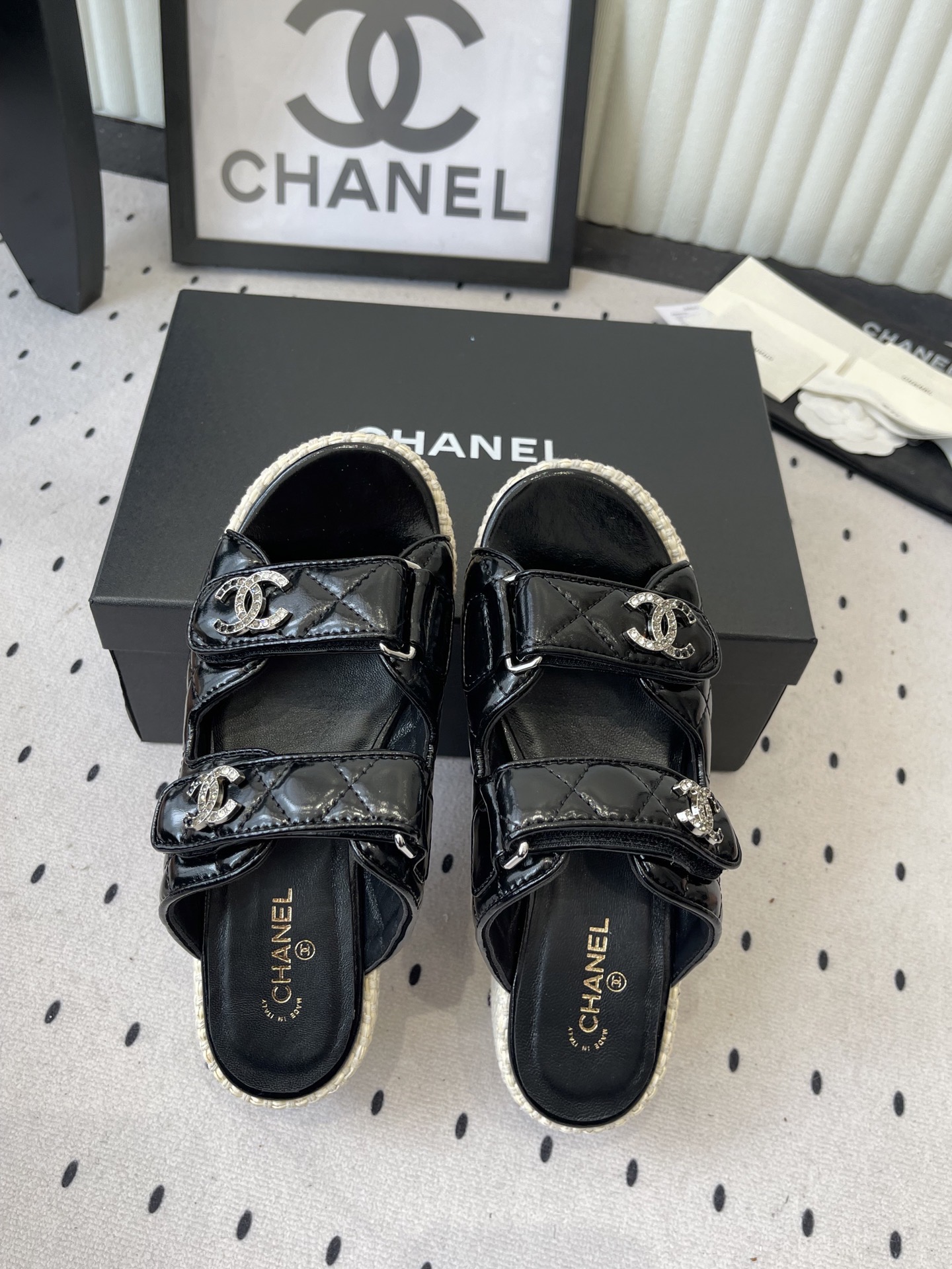 Шлёпанцы женские в стиле Chanel черного цвета на платформе