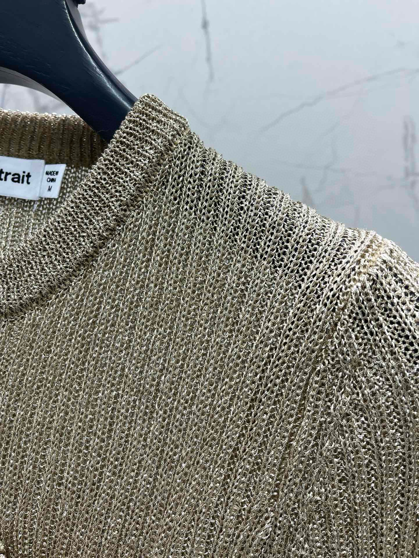 Платье женское трикотажное  в стиле Self-Portrait с воротником-хенли и золотистой отделкой. 