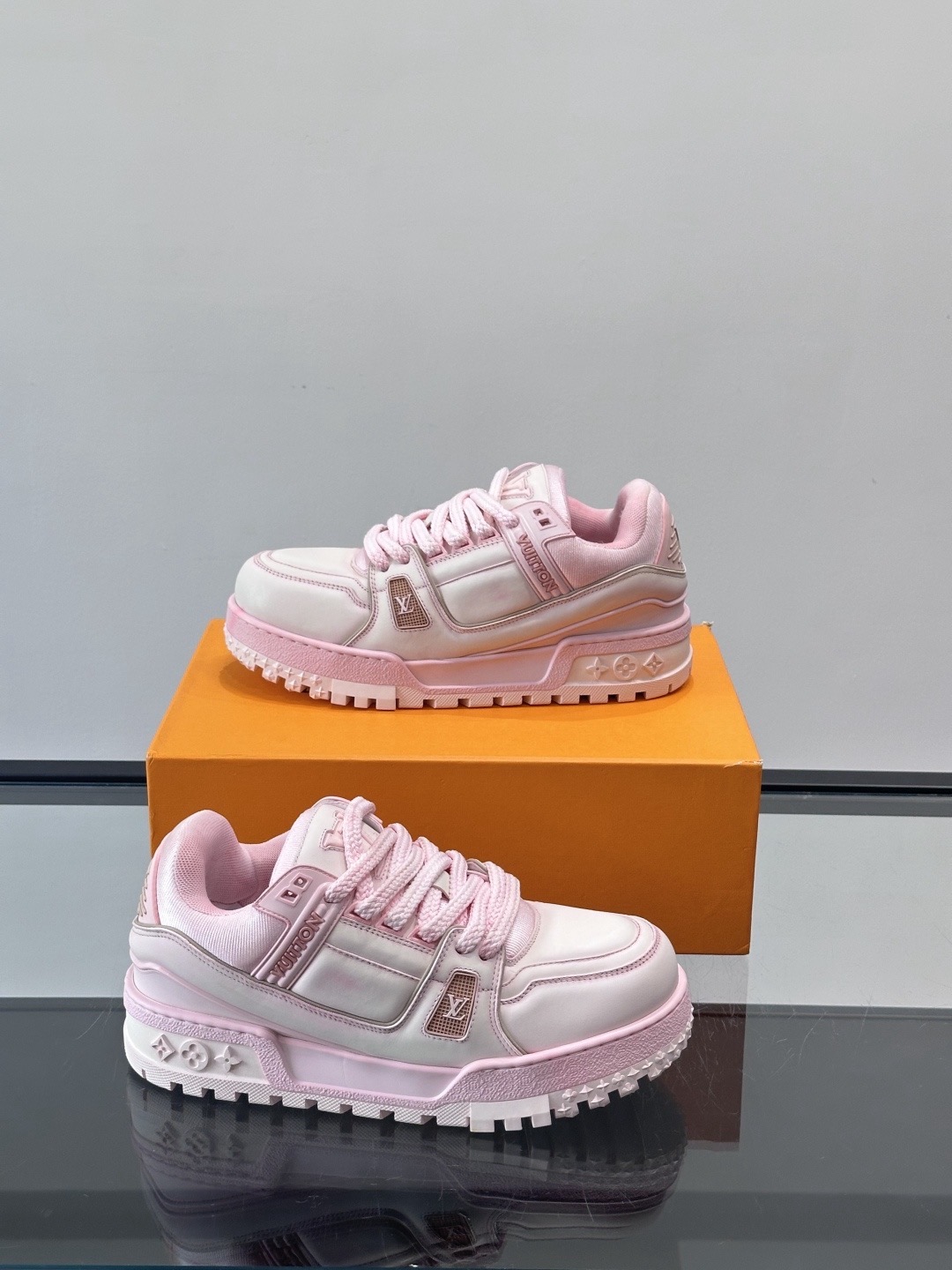 Кроссовки женские в стиле Louis Vuitton Trainer розового цвета