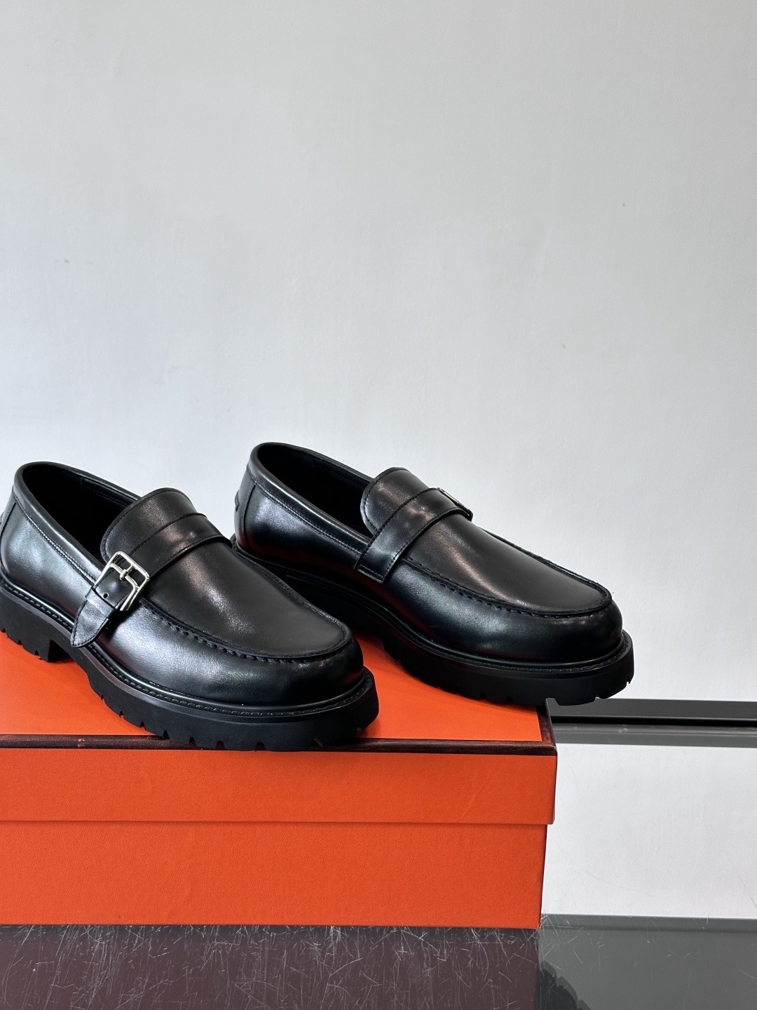 Лоферы мужские в стиле Hermes с пряжкой из натуральной кожи черного цвета