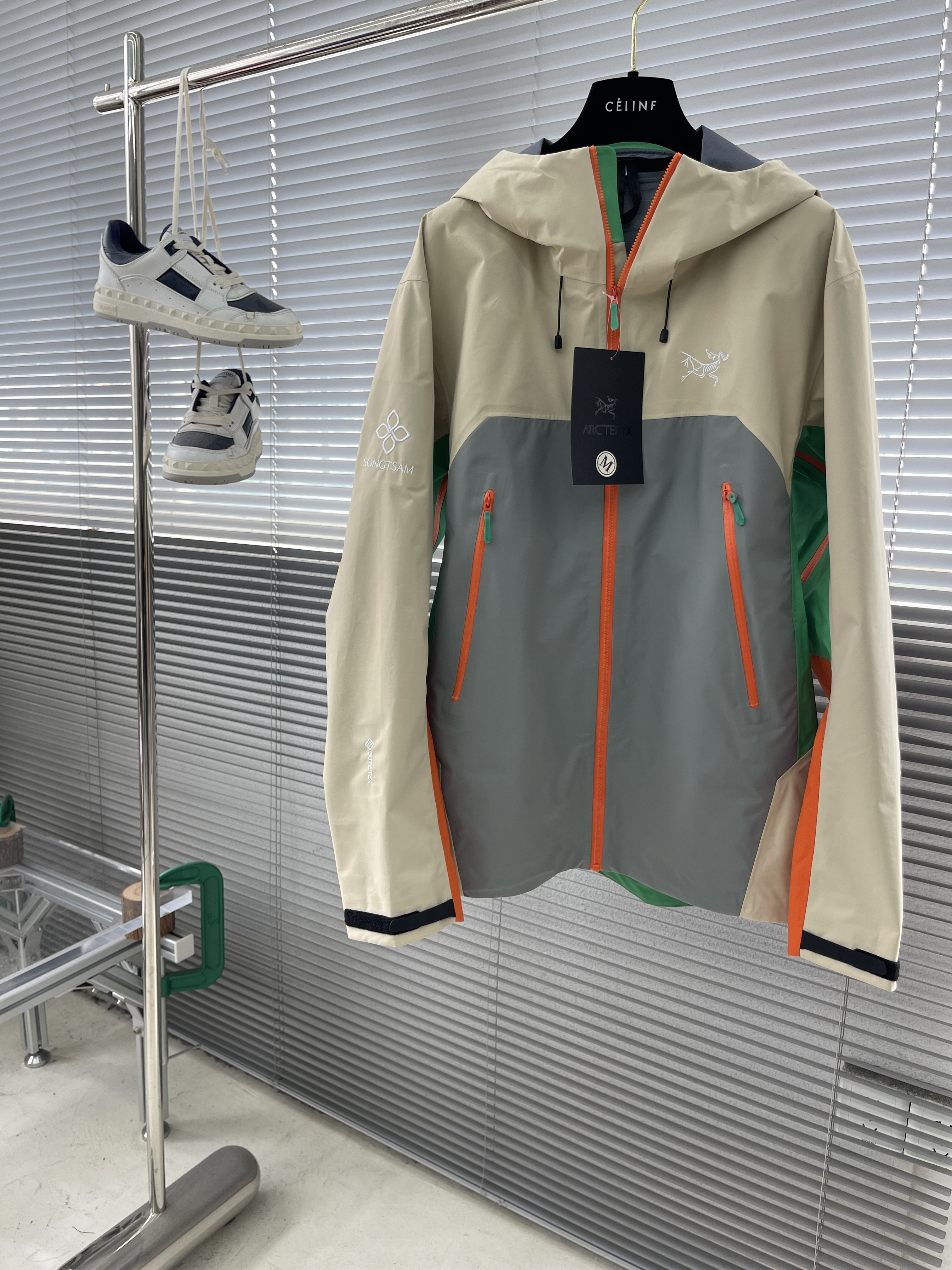 Куртка унисекс в стиле Arc’teryx Beta Lightweight  бежево-серый цвета