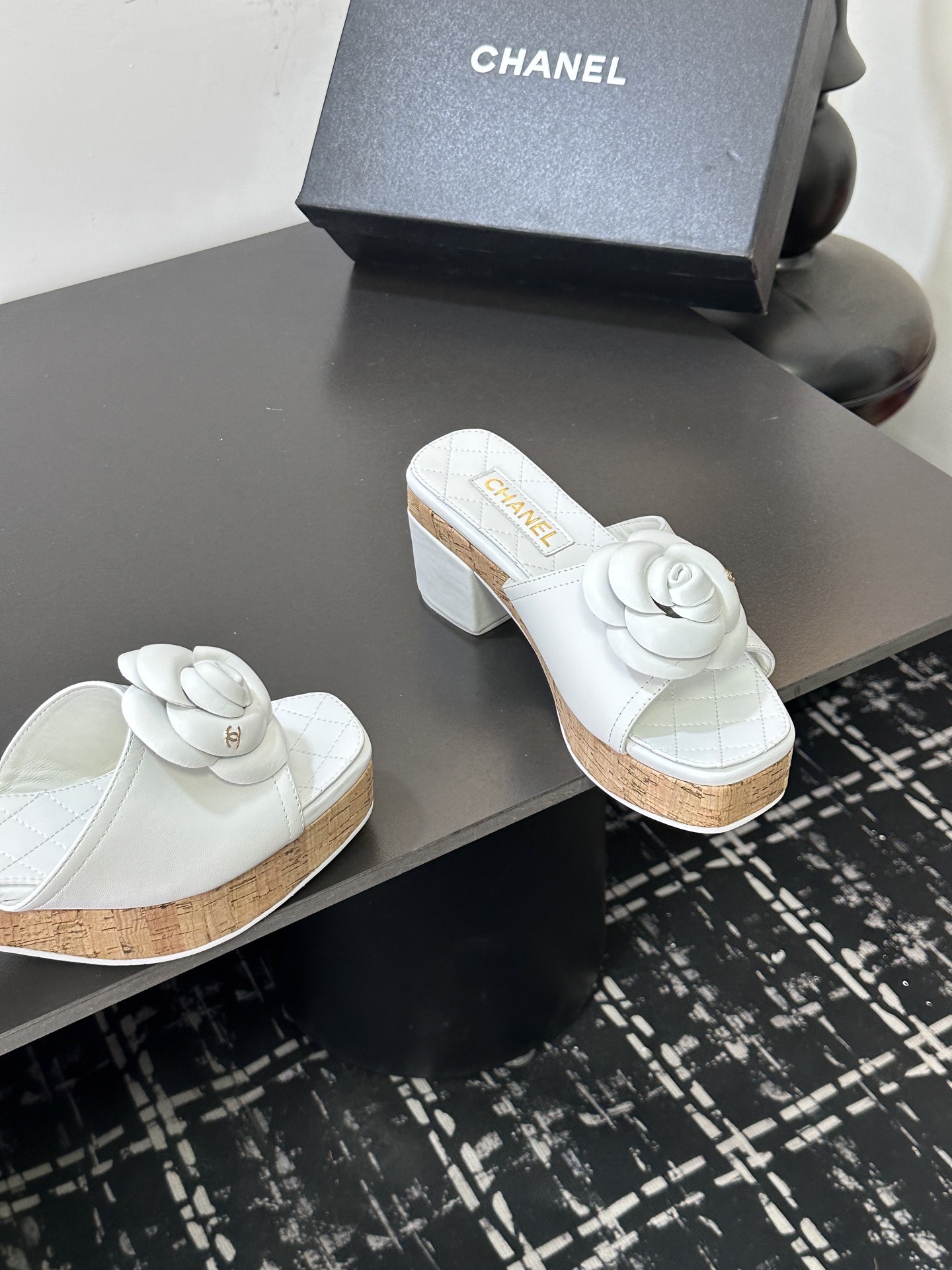 Мюли женские в стиле Chanel с цветком камелии белого цвета