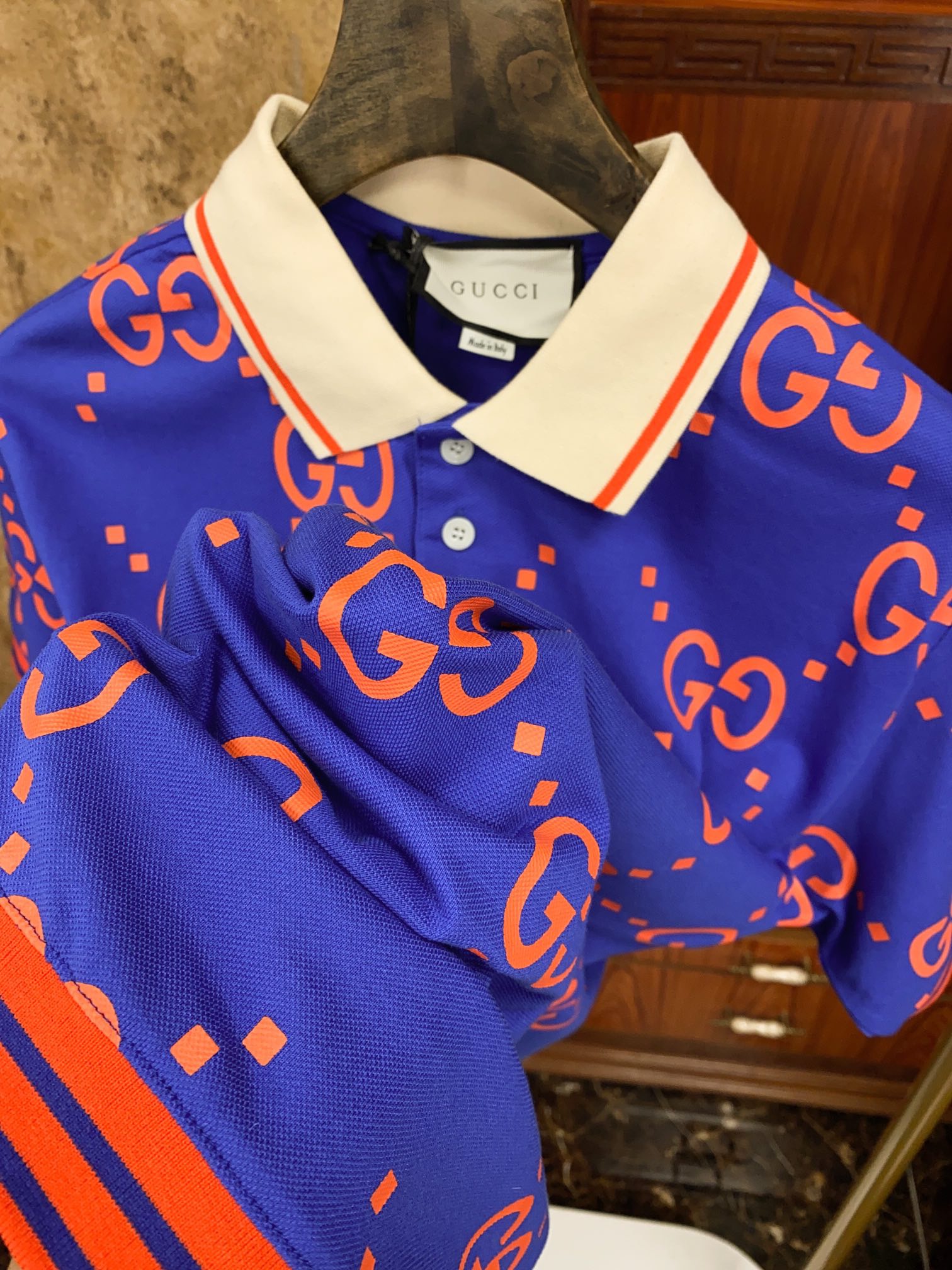 Поло мужское в стиле Gucci с принтом GG синего цвета с белым воротником