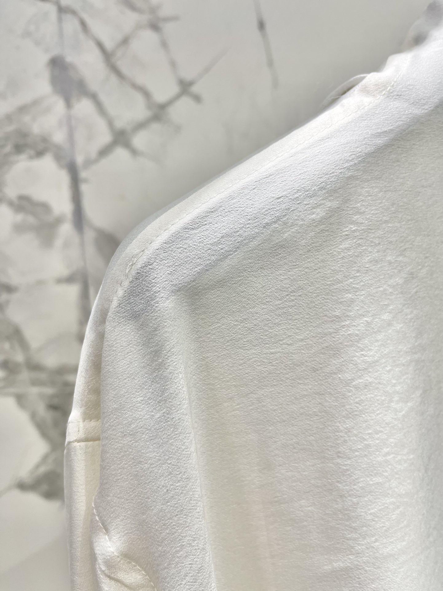 Блуза женская в стиле Balmain из гладкого текстиля белого цвета с драпированным воротником