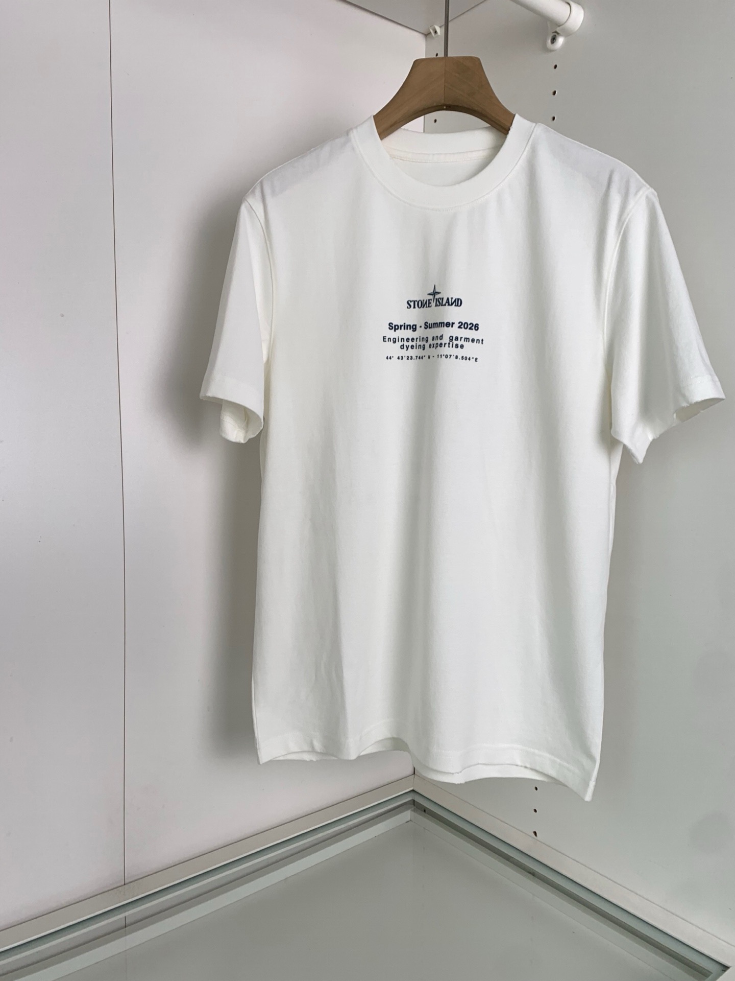 Футболка мужская в стиле Stone Island хлопковая с принтом белого цвета