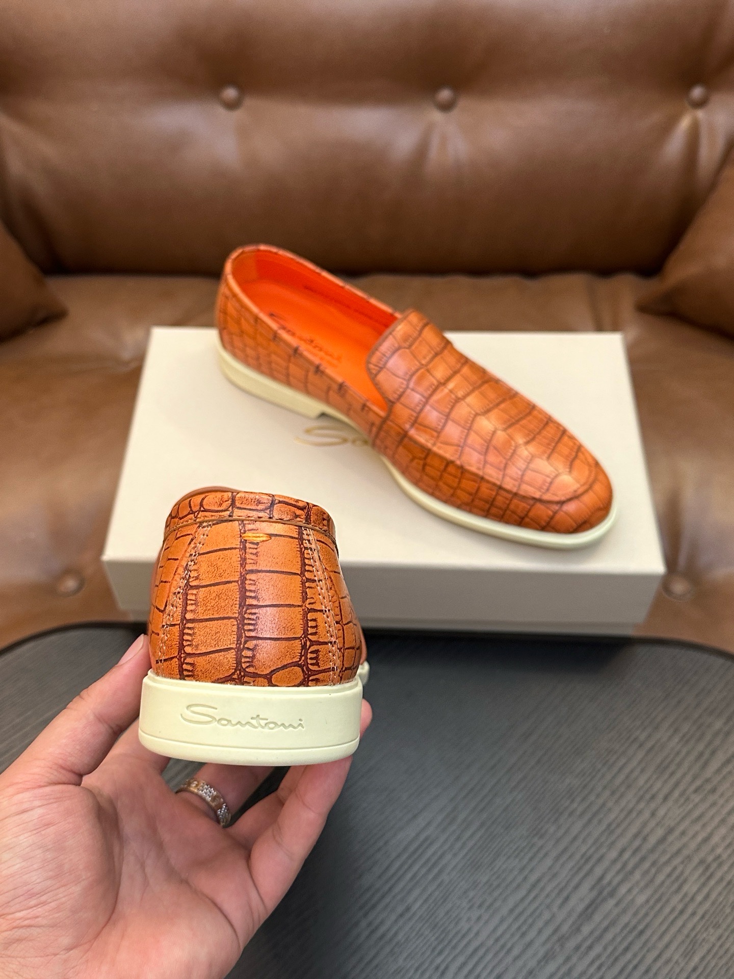 Лоферы мужские в стиле Santoni с фактурным тиснением оранжевого цвета
