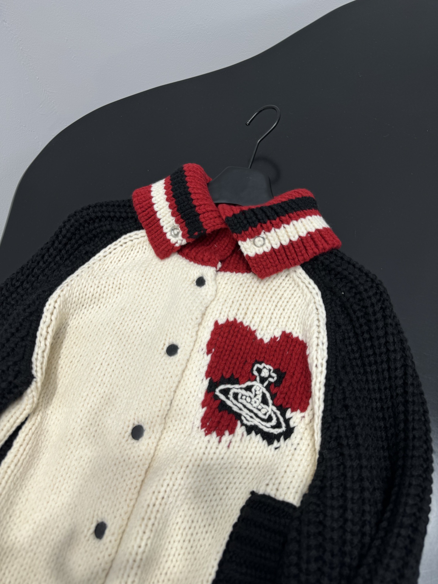 Кардиган женский в стиле Vivienne Westwood  с контрастными рукавами и вышивкой