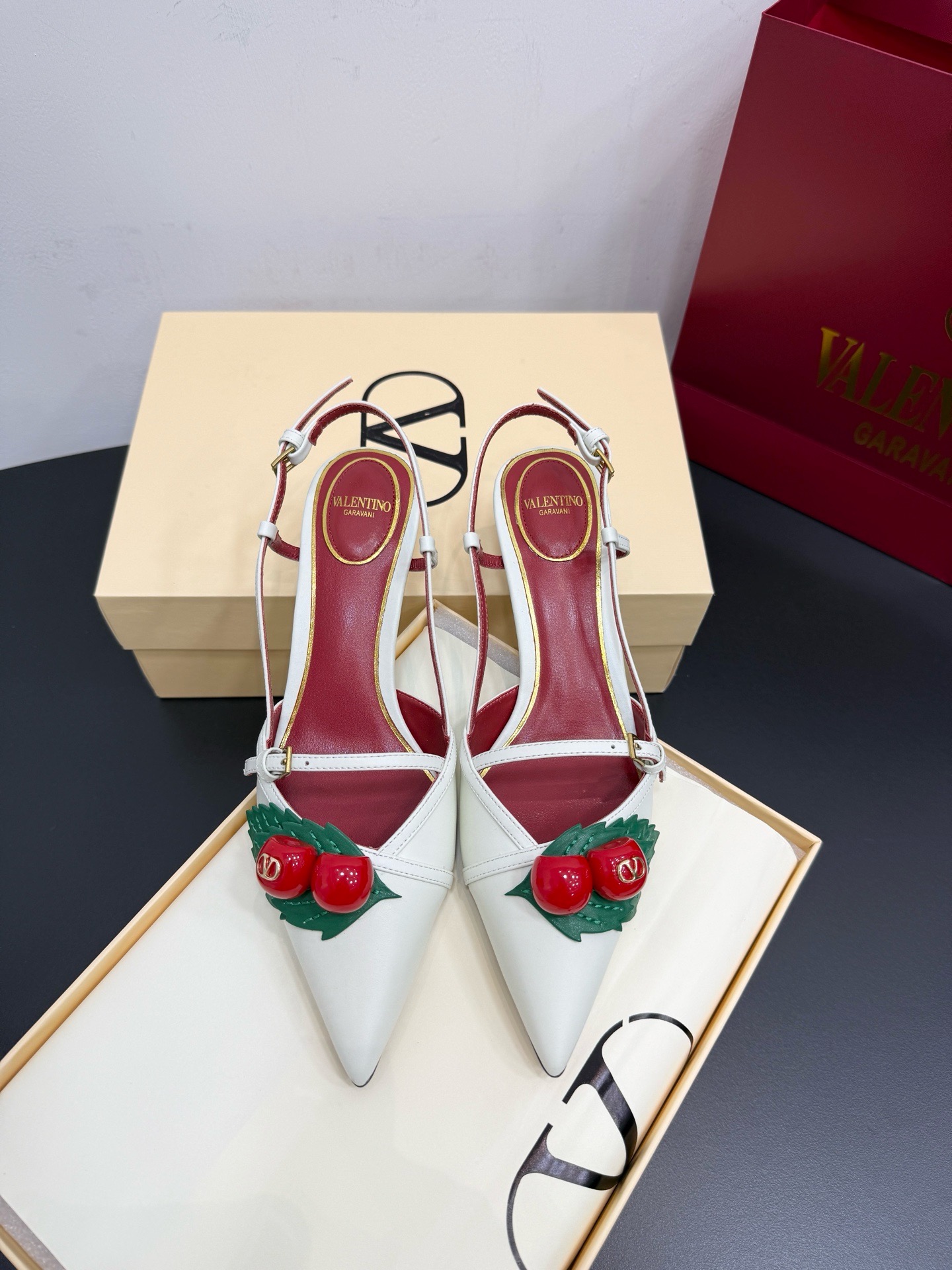 Туфли женские в стиле Valentino из натуральной кожи белого цвета