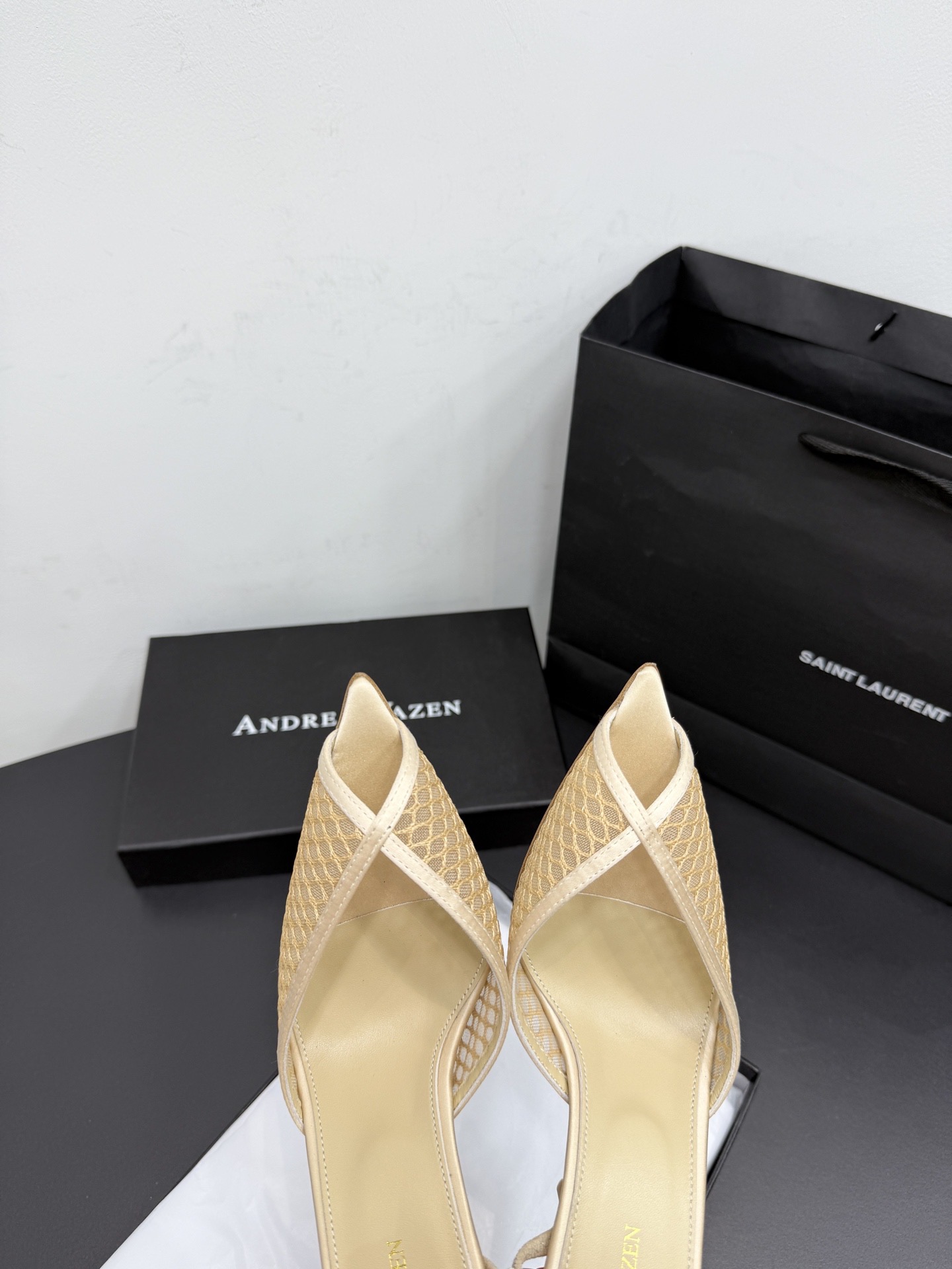 Туфли женские в стиле Andrea Wazen бежевого цвета