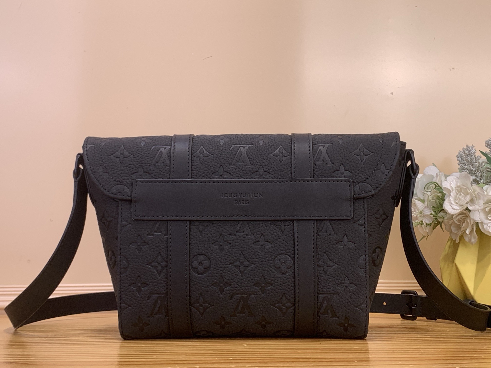 Сумка унисекс в стиле Louis Vuitton Christopher Messenger чёрная Empreinte
