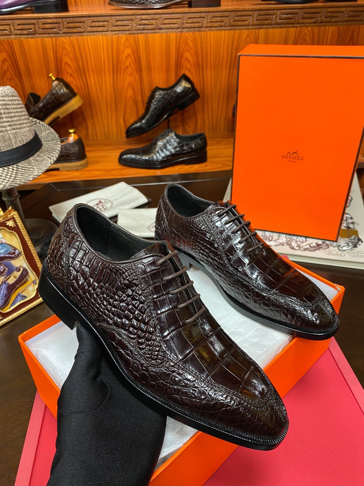 Туфли мужские Hermès из цельнокроеной кожи крокодила тёмно-коричневого цвета