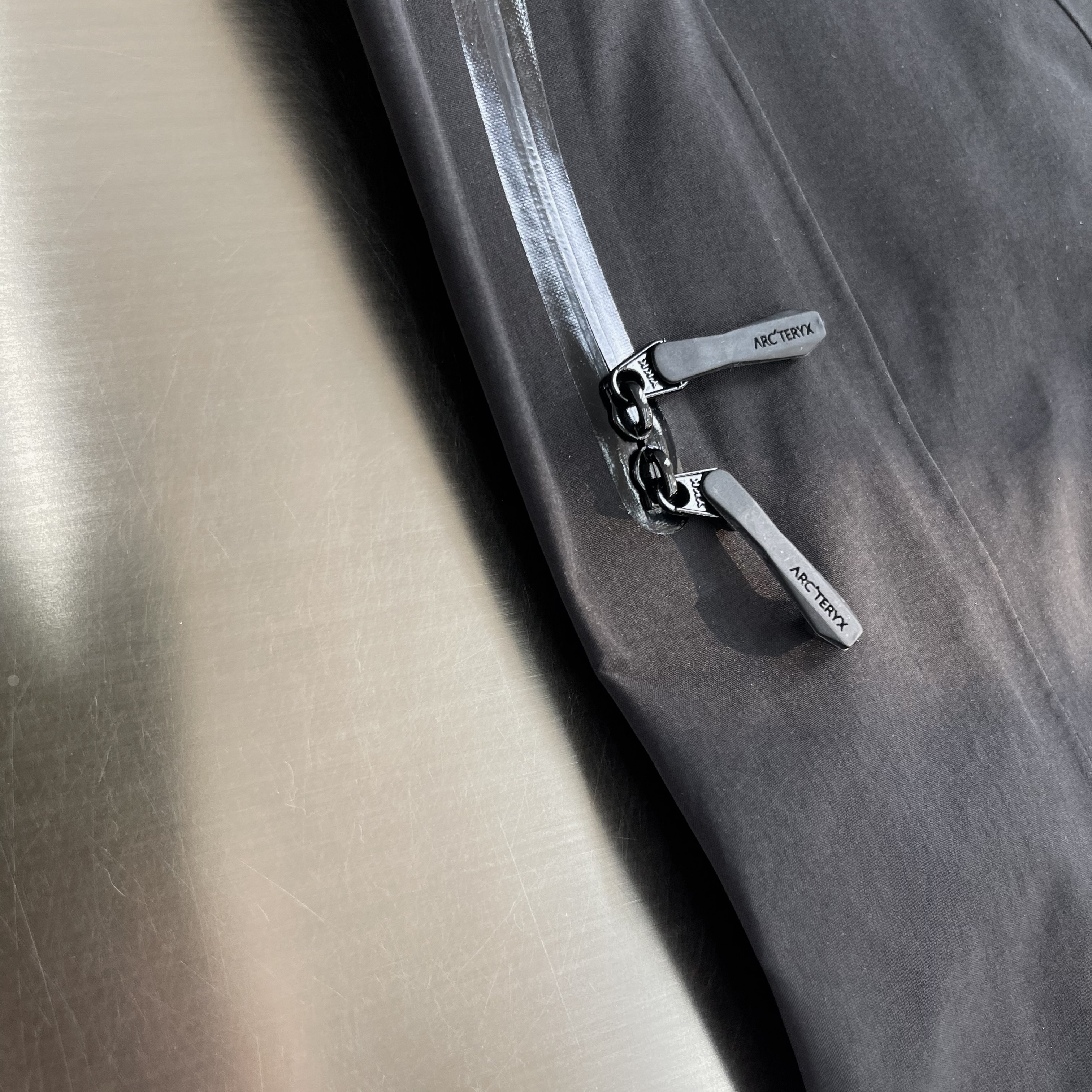 Куртка унисекс в стиле Arc’teryx Alpha SV  чёрного цвета
