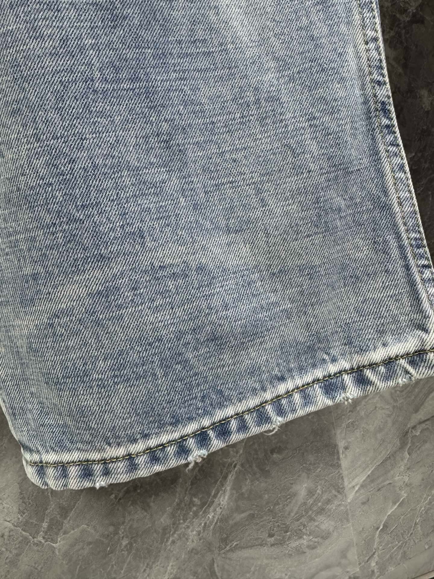 Джинсы мужские в стиле Acne Studios светло-голубого цвета с эффектом варки