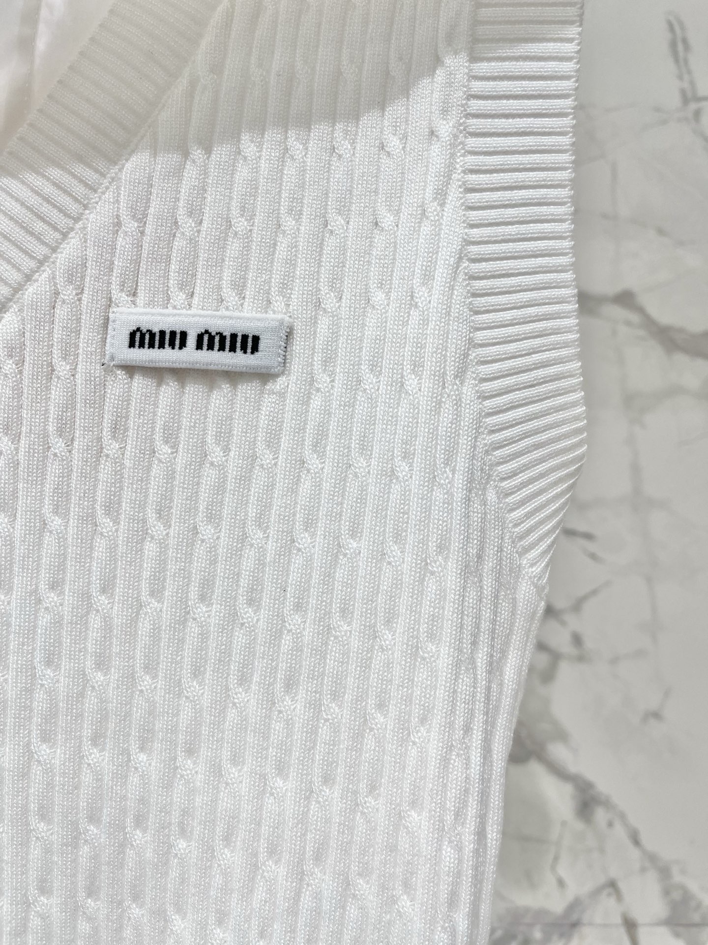 Топ женский в стиле Miu Miu вязаный с отложным воротником без рукавов белого цвета