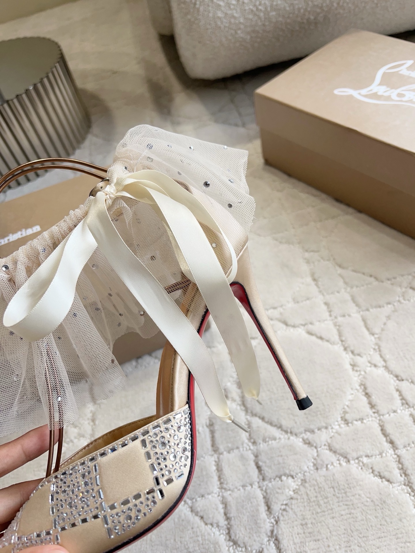 Туфли женские в стиле Christian Louboutin So Kate со съемной сеткой и стразами бежевого цвета