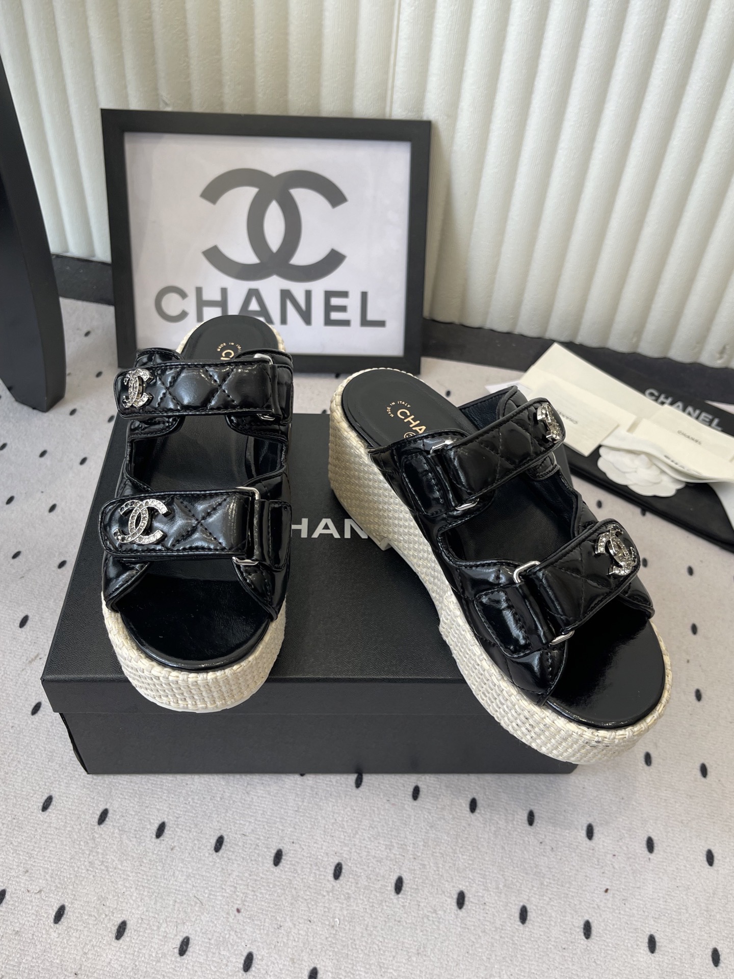 Шлёпанцы женские в стиле Chanel черного цвета на платформе