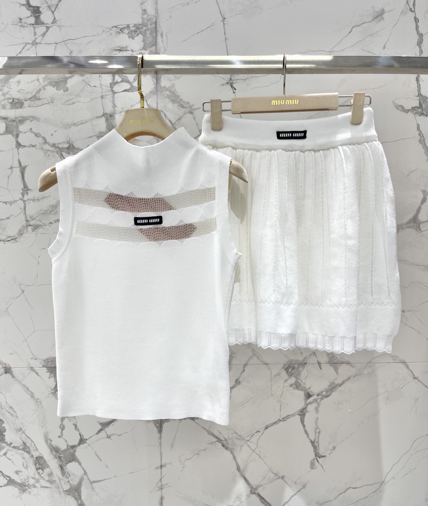 Костюм женский в стиле Miu Miu трикотажный: топ без рукавов и юбка миди плиссированная белого цвета